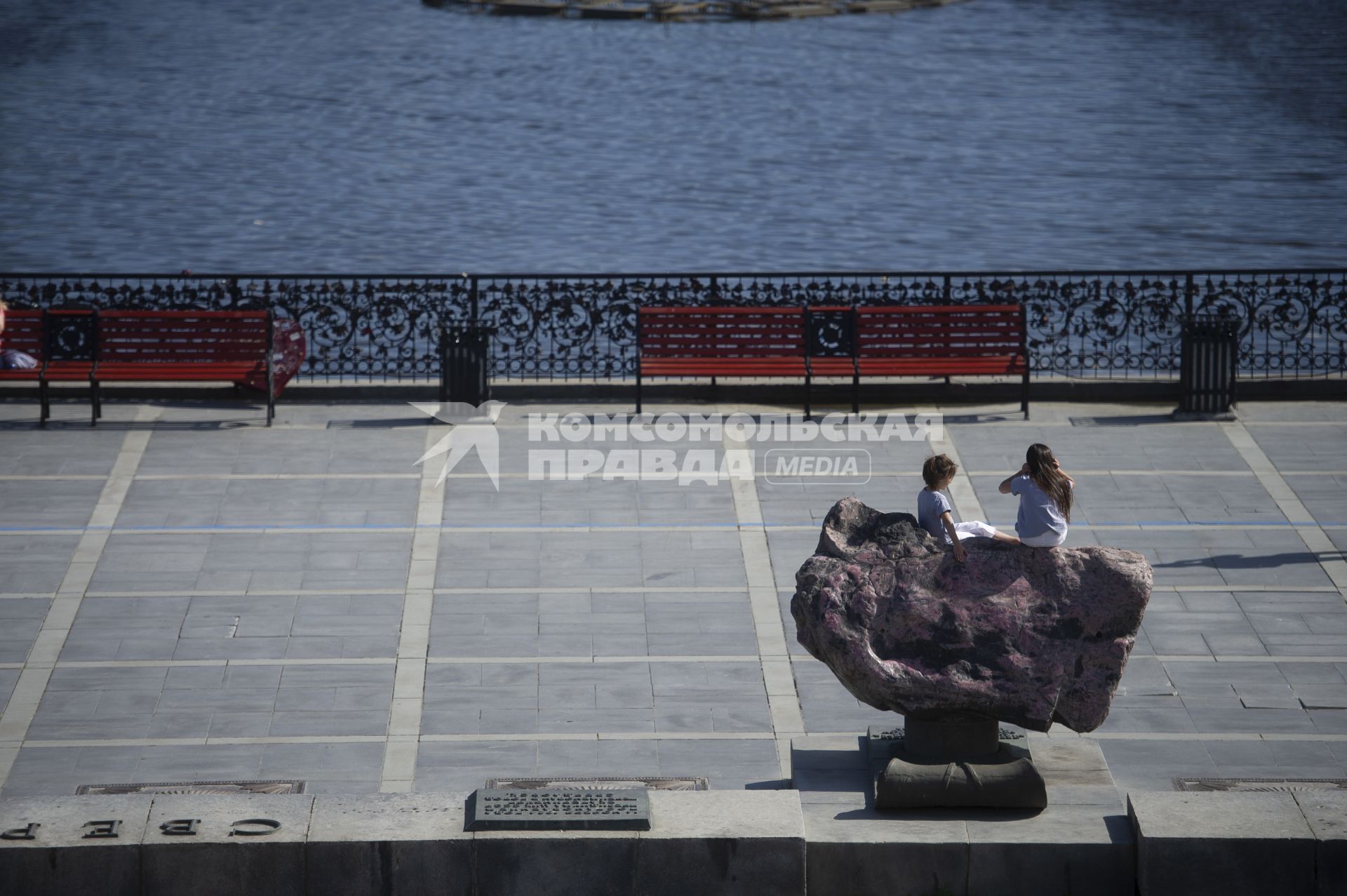 Екатеринбург. Горожане гуляют в историческом сквере, во время режима самоизоляции введеного для нераспространения новой коронавирусной инфекции COVID-19