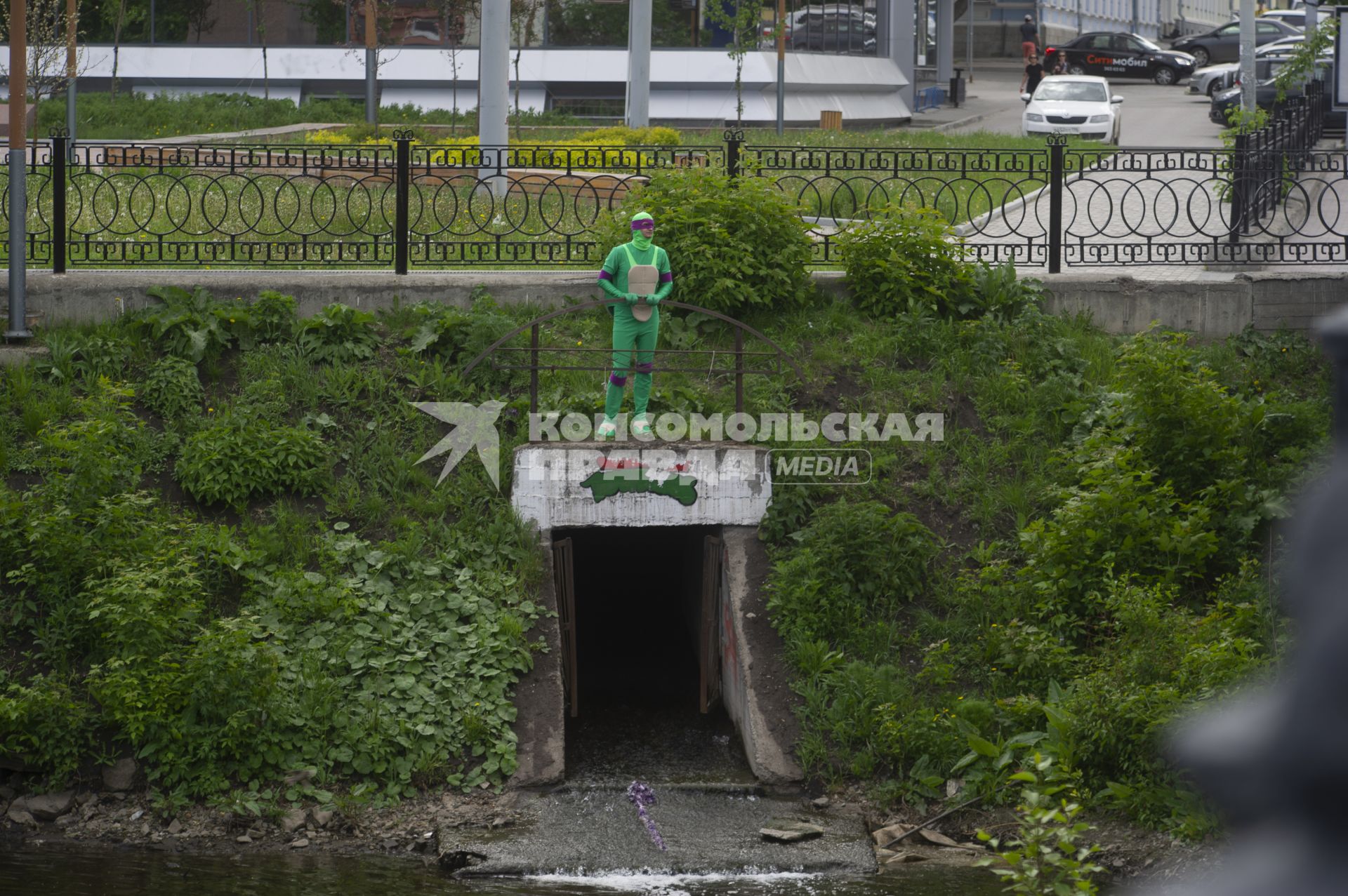 Екатеринбург. Мужчина в костюме черепашки-ниндзя Донателло у ливневого стока в реку Исеть, оформленного как логово Черепашек-ниндзя и ставшего в городе знаковым местом.