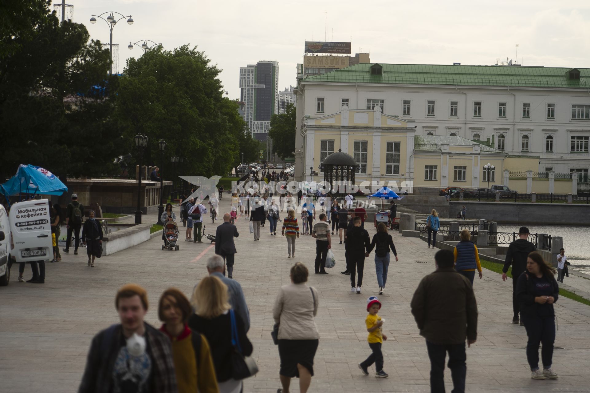 Екатеринбург. Горожане гуляют на набережной реки Исеть, во время режима самоизоляции введеного для нераспространения новой коронавирусной инфекции COVID-19