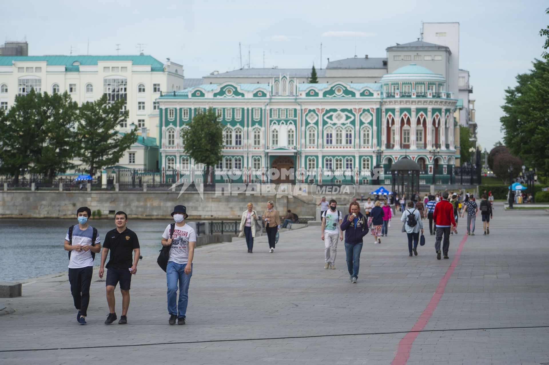 Екатеринбург. Горожане гуляют на набережной реки Исеть, во время режима самоизоляции введеного для нераспространения новой коронавирусной инфекции COVID-19