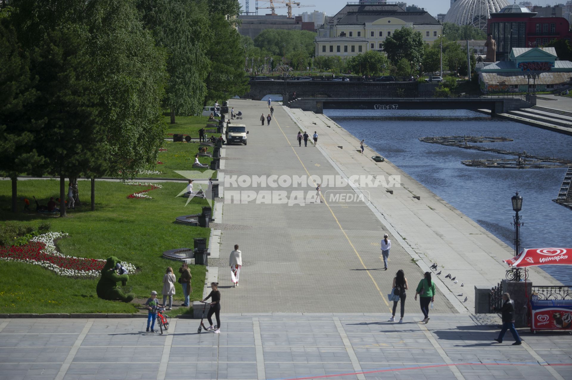 Екатеринбург. Горожане катаются на велосипедах историческом сквере, во время режима самоизоляции введеного для нераспространения новой коронавирусной инфекции COVID-19