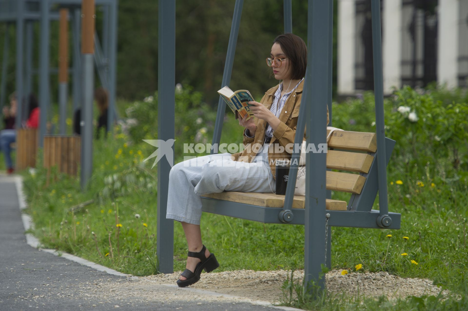 Екатеринбург. Горожане гуляют на набережной реки Исеть,  во время режима самоизоляции введеного для нераспространения новой коронавирусной инфекции COVID-19