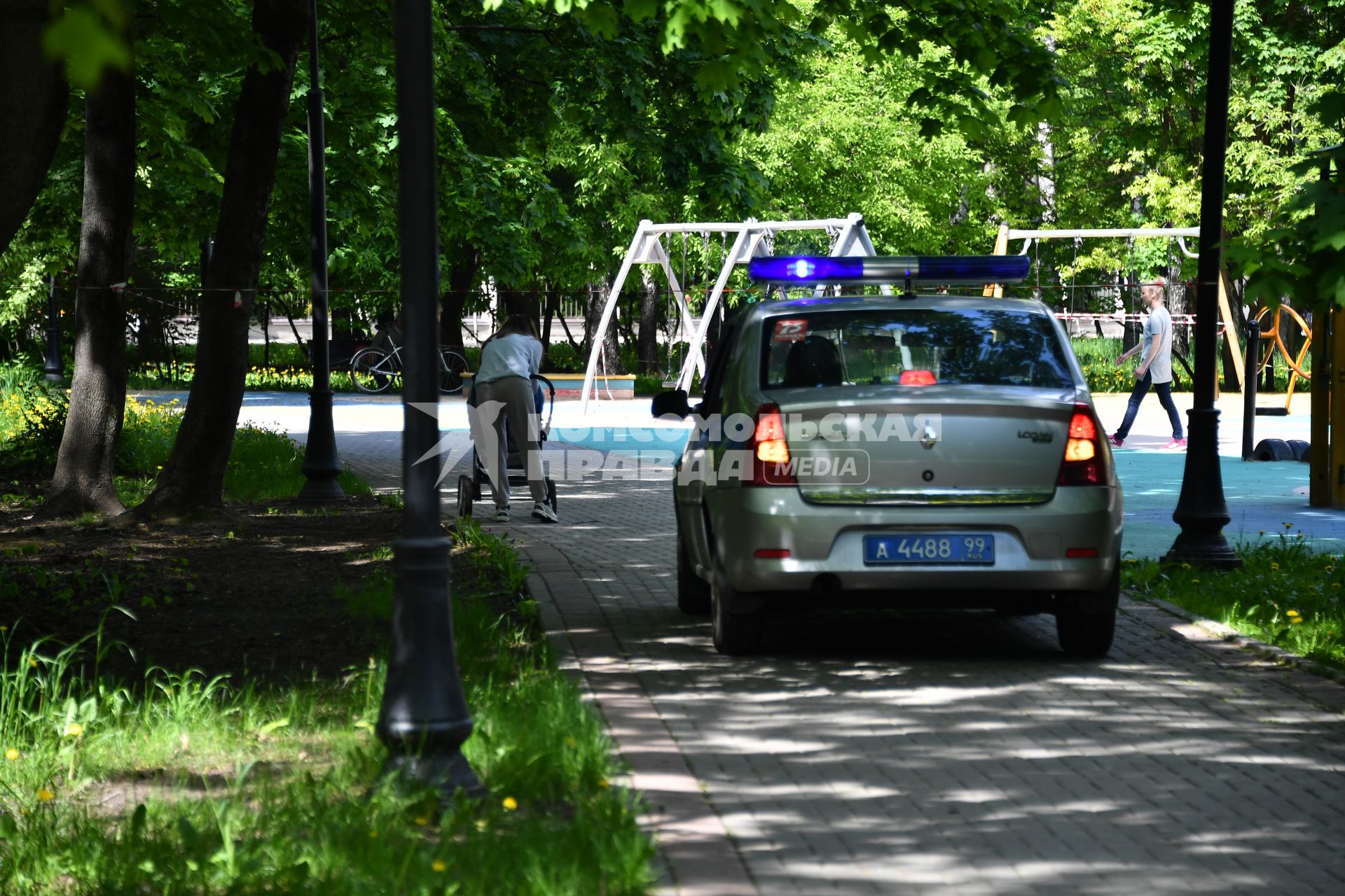 Москва. Полицейская машина в парке.