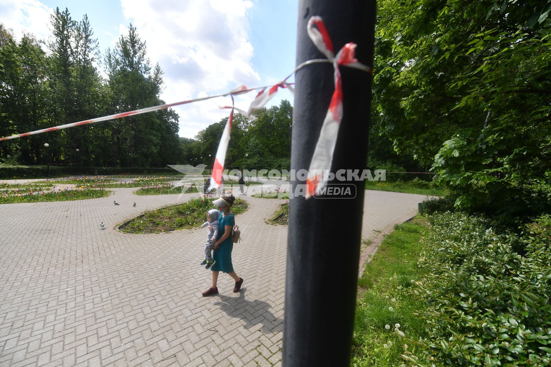 Москва. Посетители на на закрытой территории парка.