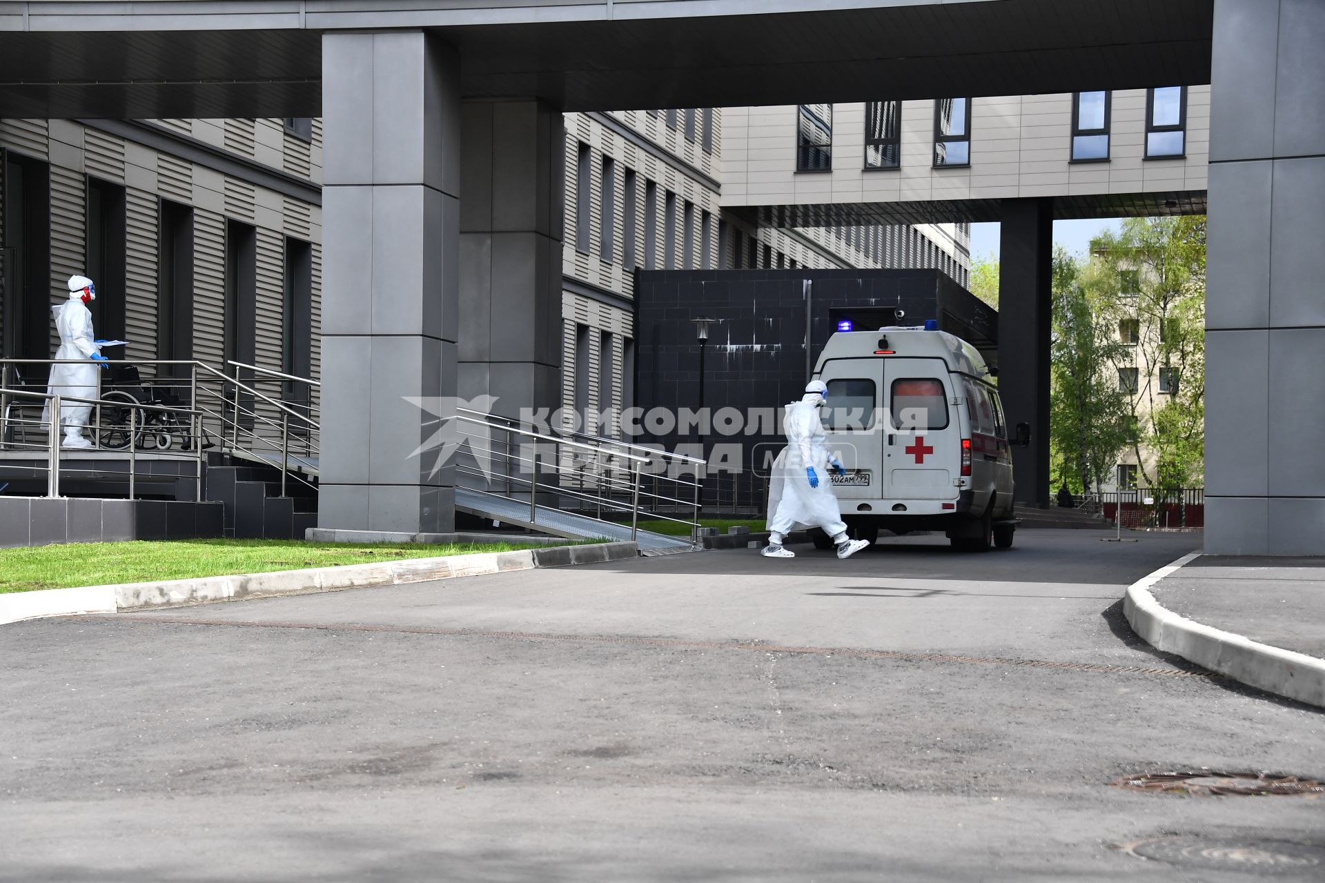 Москва. Автомобиль скорой помощи у ФГБУ `НМИЦ эндокринологии` Минздрава России.