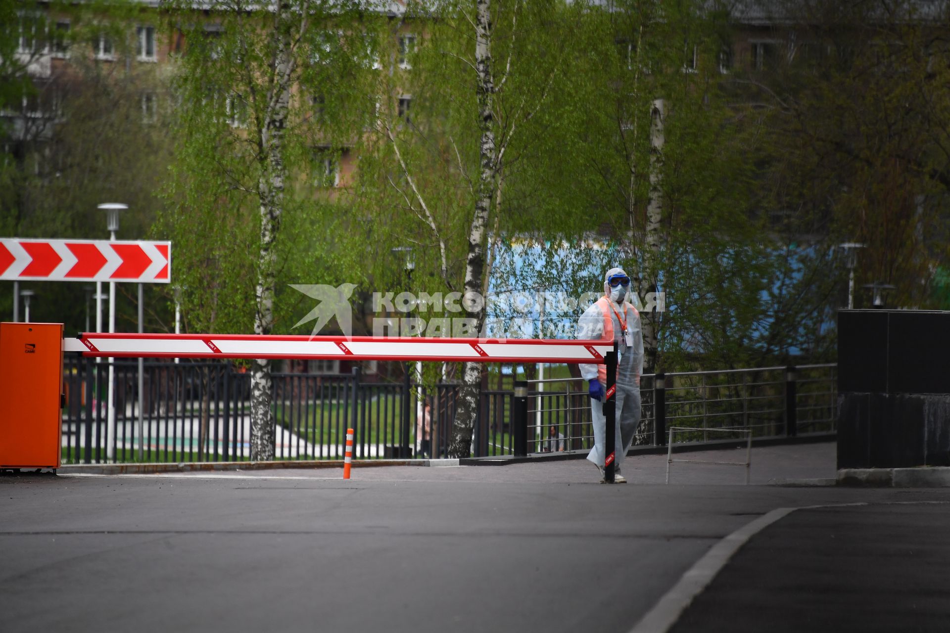 Москва. Медицинский работник у здания ФГБУ `НМИЦ эндокринологии` Минздрава России.