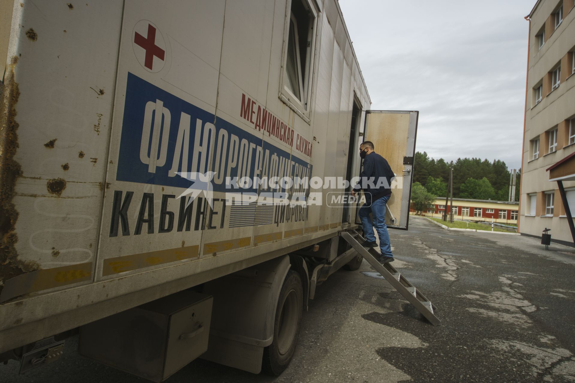 Свердловская область. Окружной сборный пункт (ОСП).  Во время призывной кампании, для нераспространения новой коронавирусной инфекции COVID-19 на территории ОСП введен особый противоэпидемический режим. На фото: призывники в очереди на флюорографию