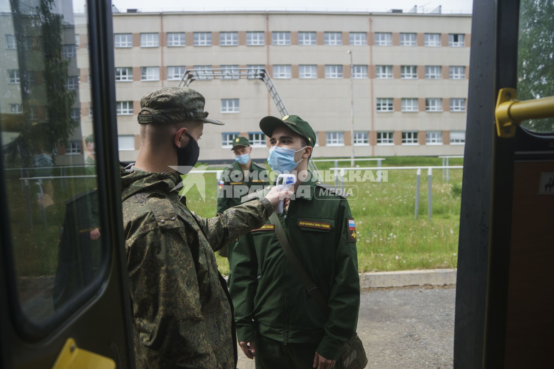 Свердловская область. Окружной сборный пункт (ОСП).  Во время призывной кампании, для нераспространения новой коронавирусной инфекции COVID-19 на территории ОСП введен особый противоэпидемический режим. На фото: измерение температуры тела у призывника перед отправкой в войска