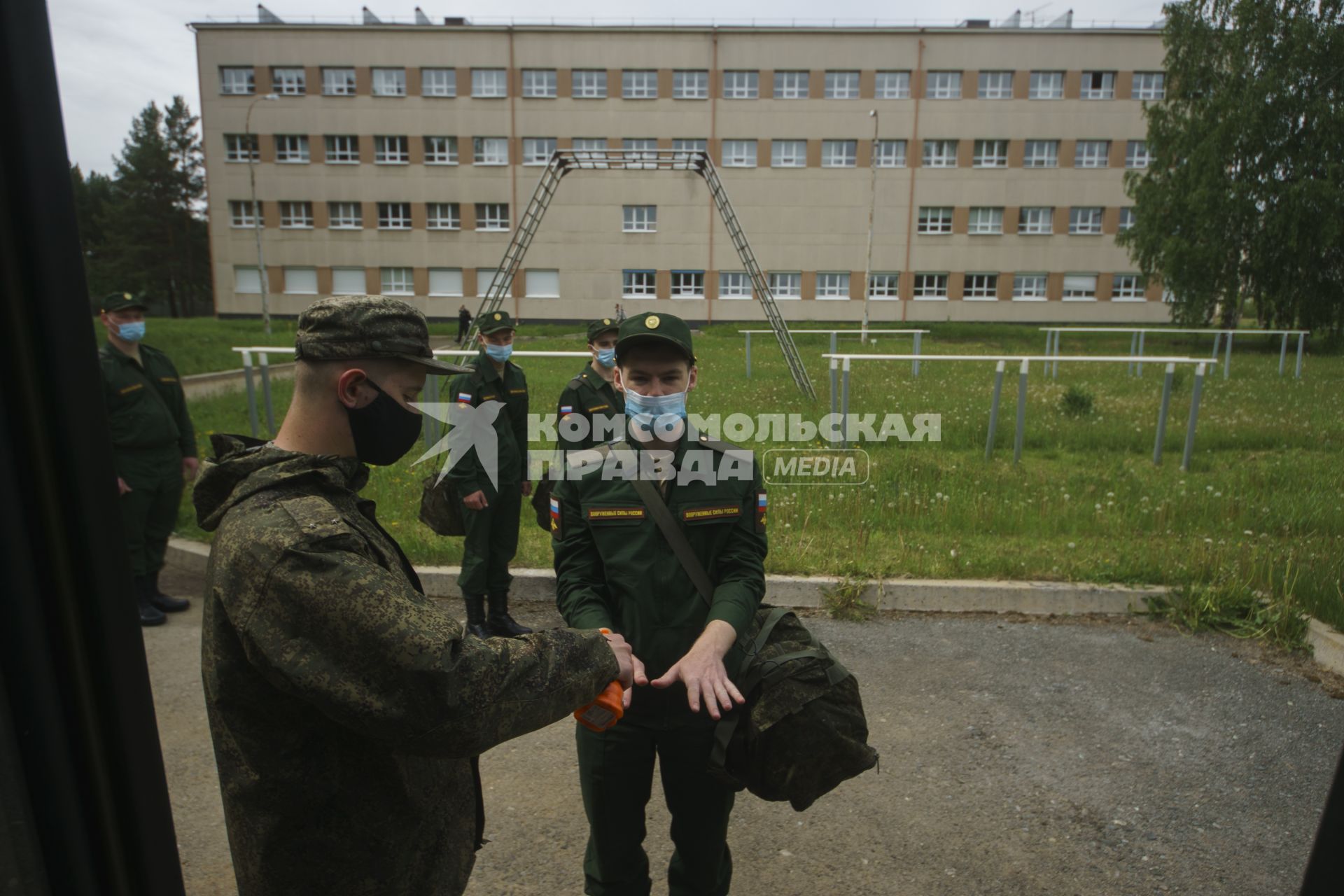 Свердловская область. Окружной сборный пункт (ОСП).  Во время призывной кампании, для нераспространения новой коронавирусной инфекции COVID-19 на территории ОСП введен особый противоэпидемический режим. На фото: обработка рук антиептиком у призывника перед отправкой в войска