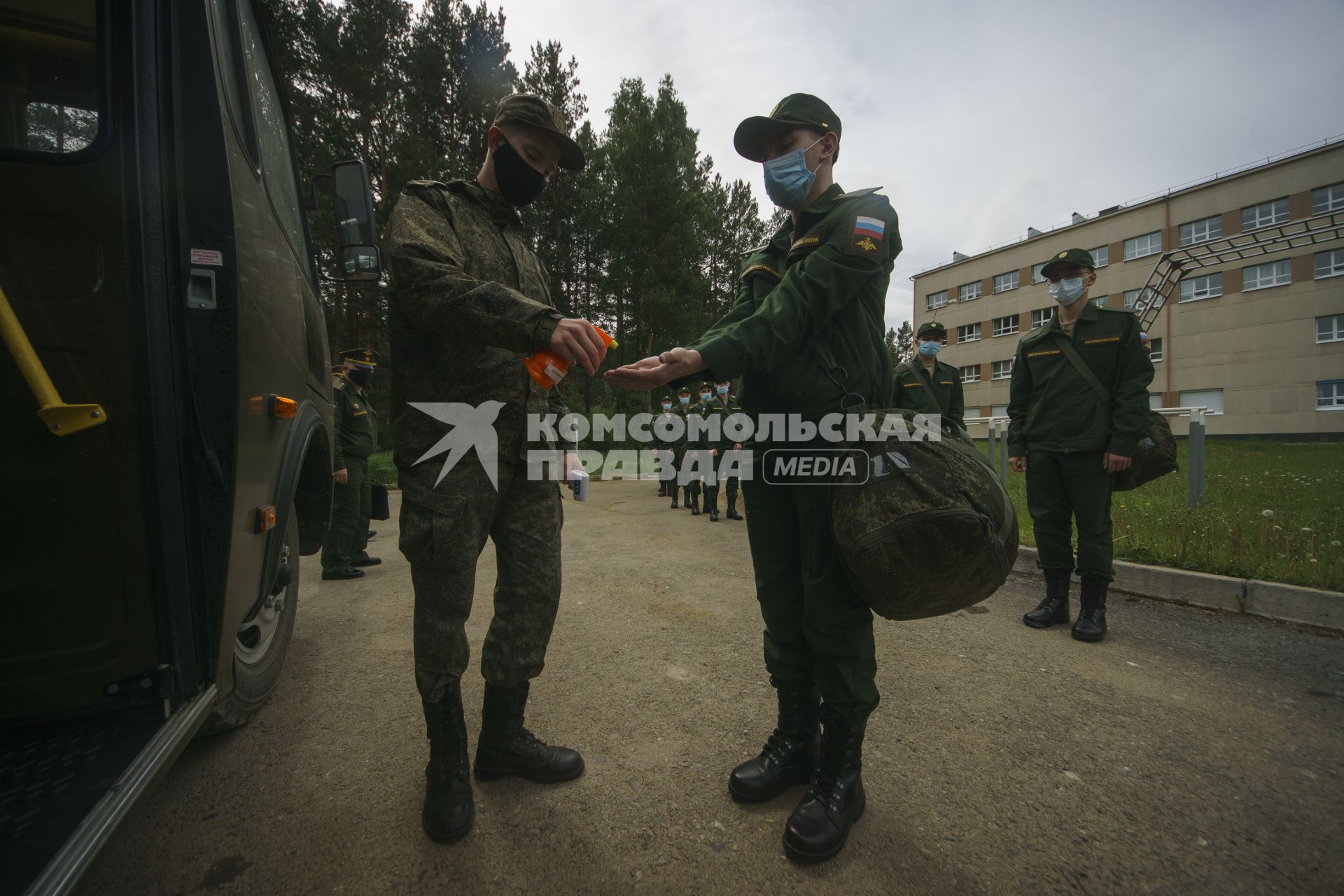 Свердловская область. Окружной сборный пункт (ОСП).  Во время призывной кампании, для нераспространения новой коронавирусной инфекции COVID-19 на территории ОСП введен особый противоэпидемический режим. На фото: обработка рук антиептиком у призывника перед отправкой в войска