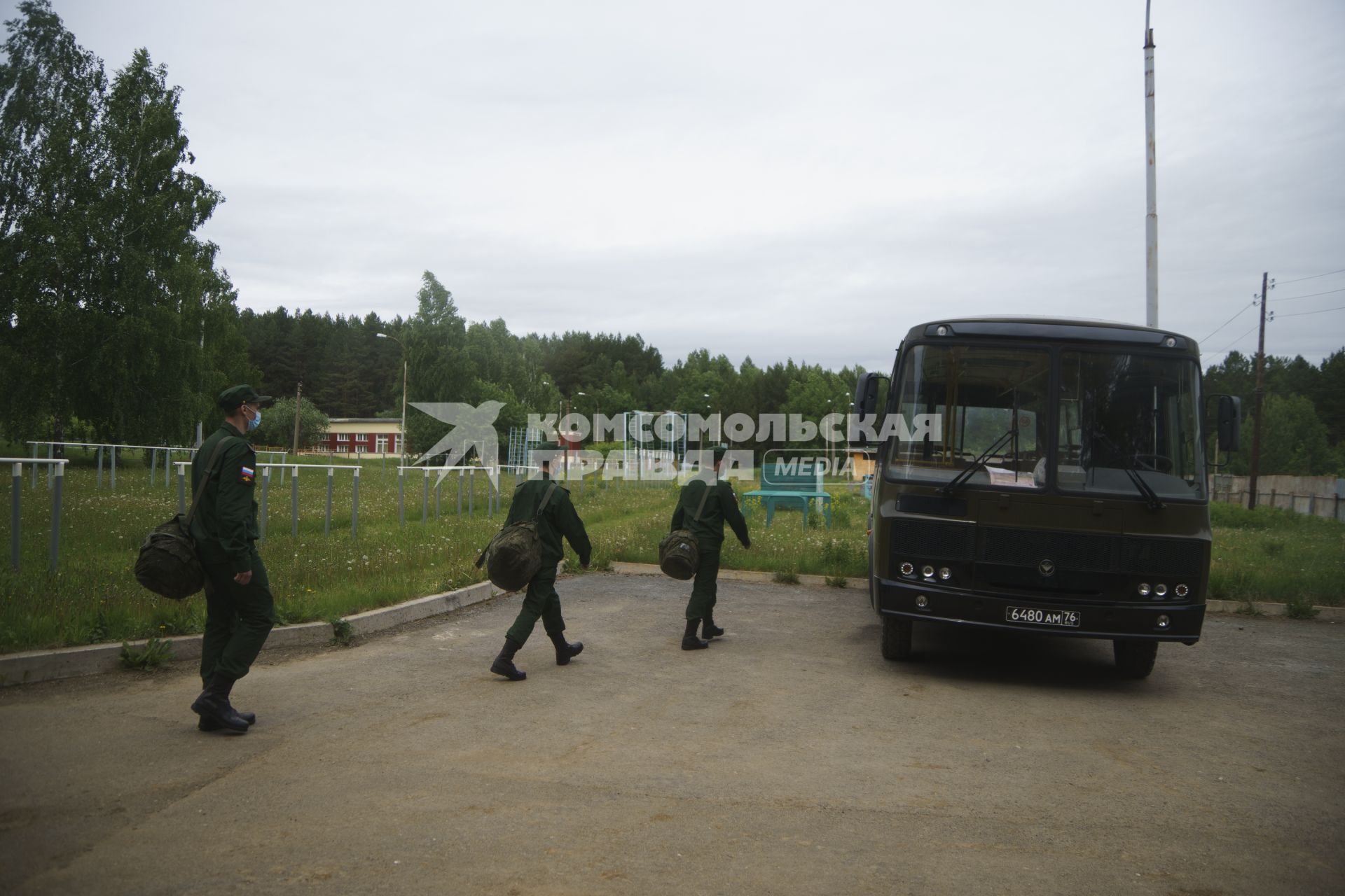 Свердловская область. Окружной сборный пункт (ОСП).  Во время призывной кампании, для нераспространения новой коронавирусной инфекции COVID-19 на территории ОСП введен особый противоэпидемический режим. На фото: военнослужащие в медицинских масках перед отправкой в войска