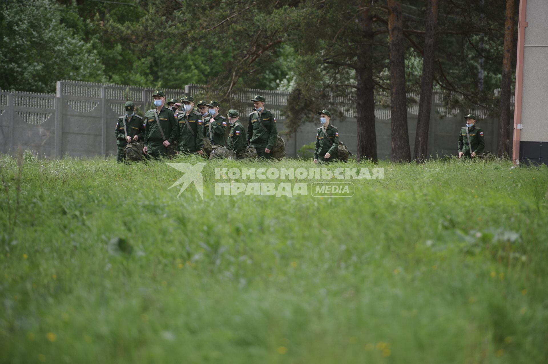 Свердловская область. Окружной сборный пункт (ОСП).  Во время призывной кампании, для нераспространения новой коронавирусной инфекции COVID-19 на территории ОСП введен особый противоэпидемический режим. На фото: военнослужащие в медицинских масках перед отправкой в войска