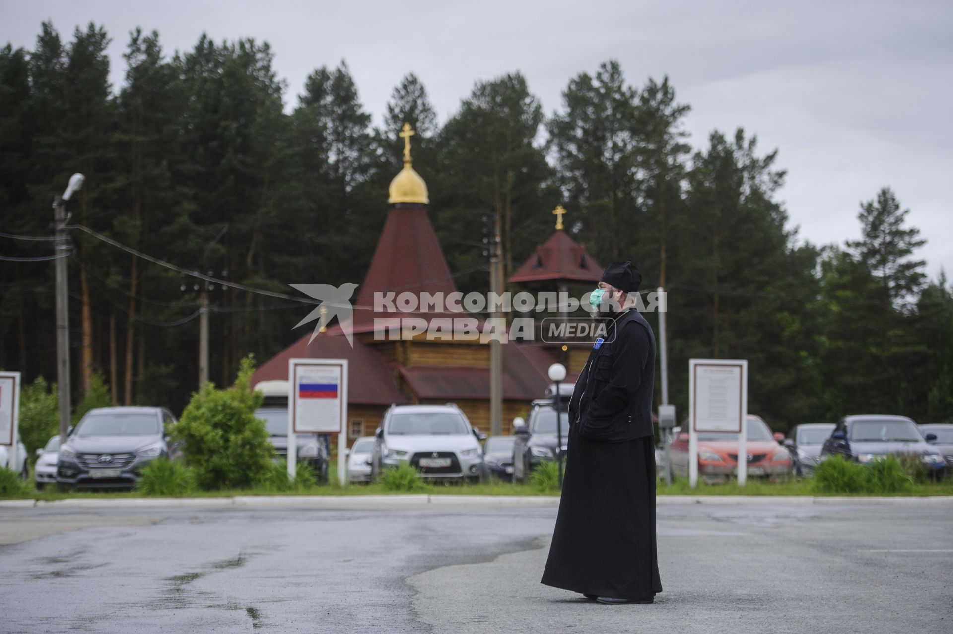 Свердловская область. Окружной сборный пункт (ОСП).  Во время призывной кампании, для нераспространения новой коронавирусной инфекции COVID-19 на территории ОСП введен особый противоэпидемический режим. На фото: священник у пункта экспресстестивания на COVID-19