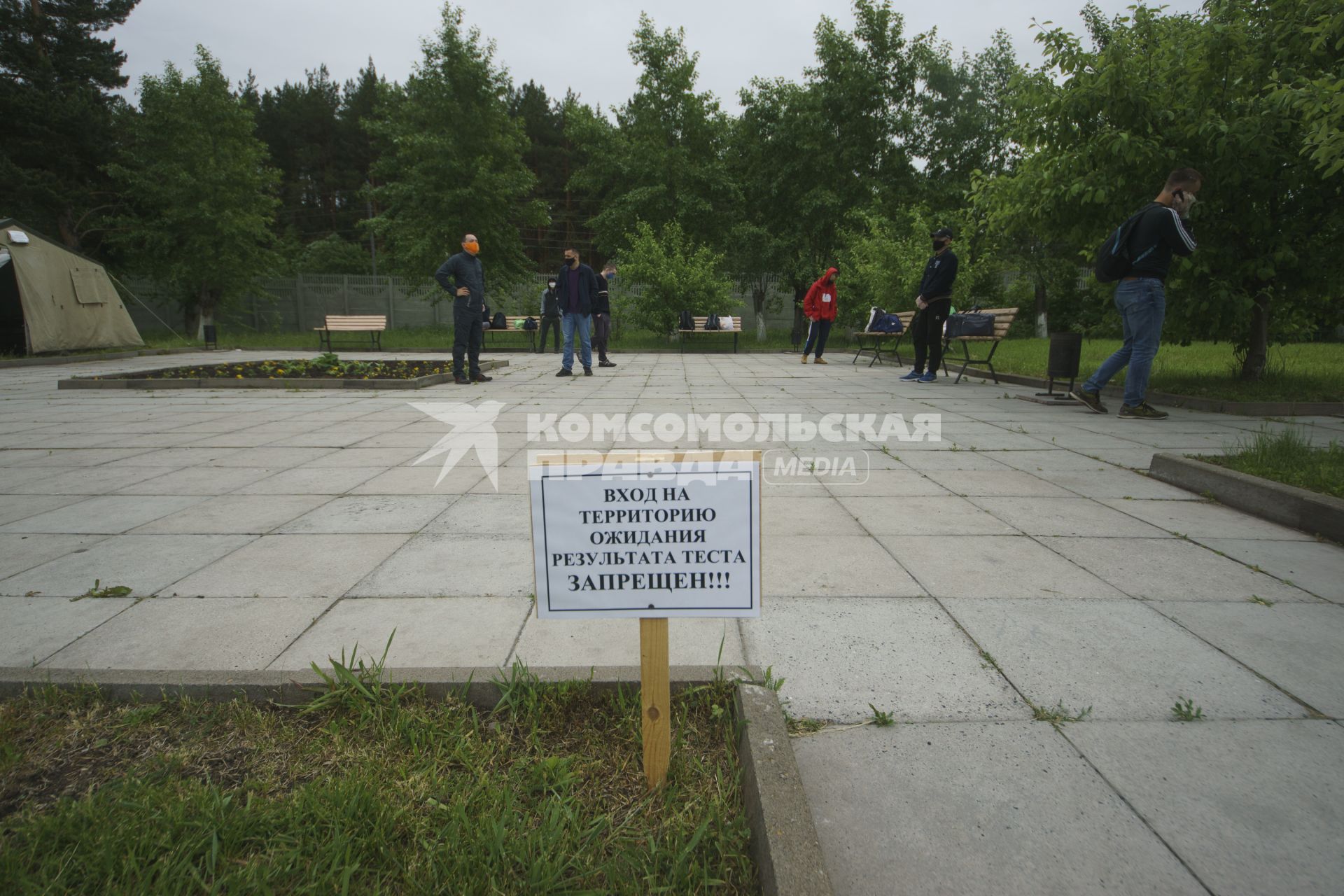 Свердловская область. Окружной сборный пункт (ОСП).  Во время призывной кампании, для нераспространения новой коронавирусной инфекции COVID-19 на территории ОСП введен особый противоэпидемический режим. На фото: призывники ожидающие результатов экспресстестивания на COVID-19