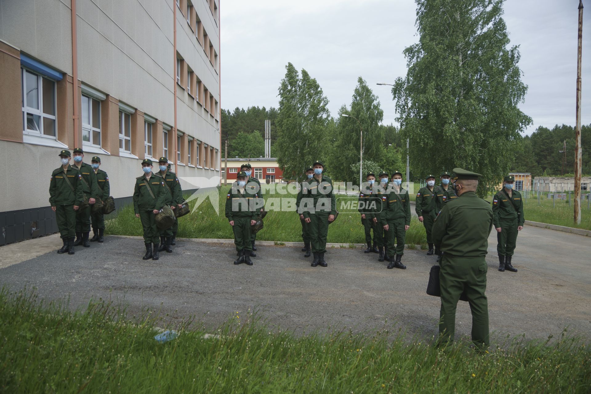 Свердловская область. Окружной сборный пункт (ОСП).  Во время призывной кампании, для нераспространения новой коронавирусной инфекции COVID-19 на территории ОСП введен особый противоэпидемический режим. На фото: военнослужащие в медицинских масках перед отправкой в войска