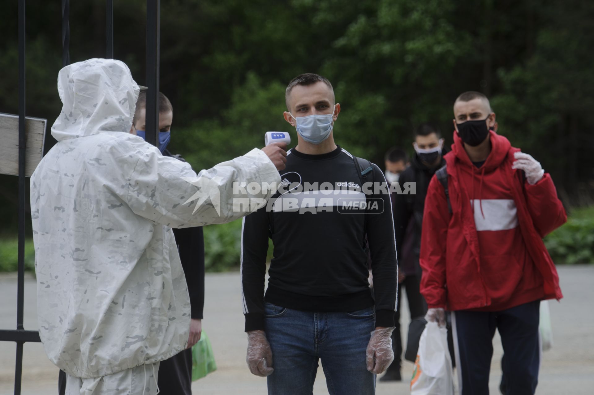 Свердловская область. Окружной сборный пункт (ОСП). Военнослужащий измеряет температуру тела призывнику при входе на территорию. Во время призывной кампании, для нераспространения новой коронавирусной инфекции COVID-19 на территории ОСП введен особый противоэпидемический режим