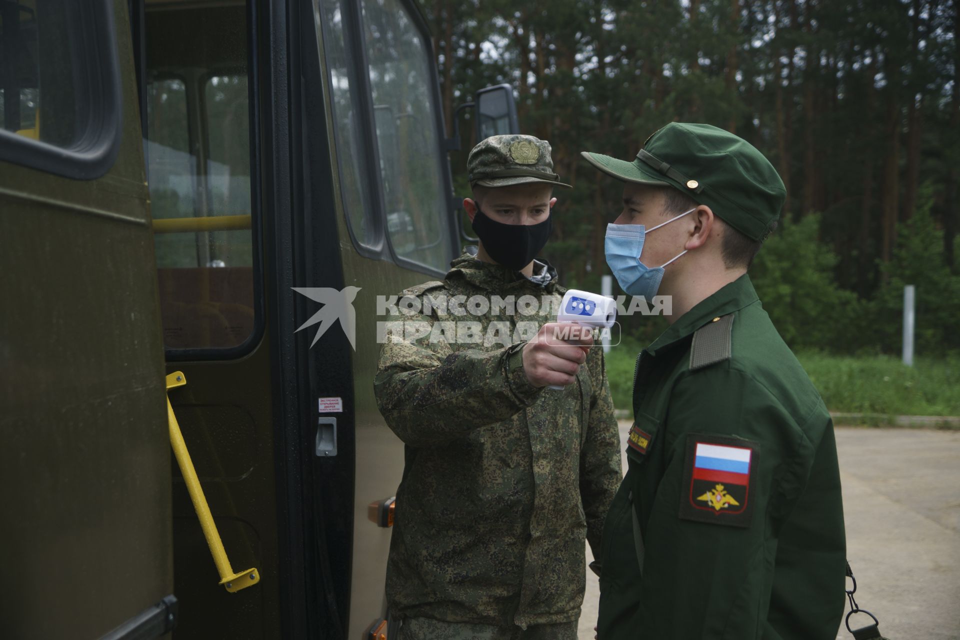 Свердловская область. Окружной сборный пункт (ОСП).  Во время призывной кампании, для нераспространения новой коронавирусной инфекции COVID-19 на территории ОСП введен особый противоэпидемический режим. На фото: измерение температуры тела у призывника перед отправкой в войска