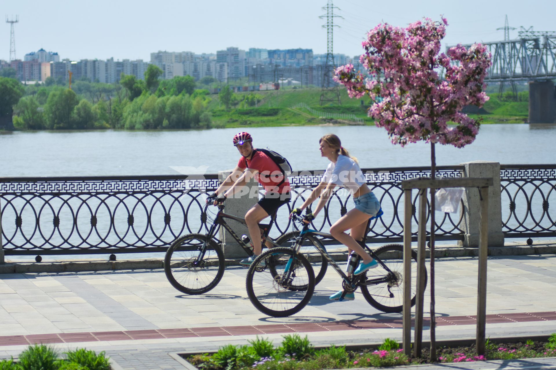 Новосибирск. Молодые люди катаются на велосипедах.