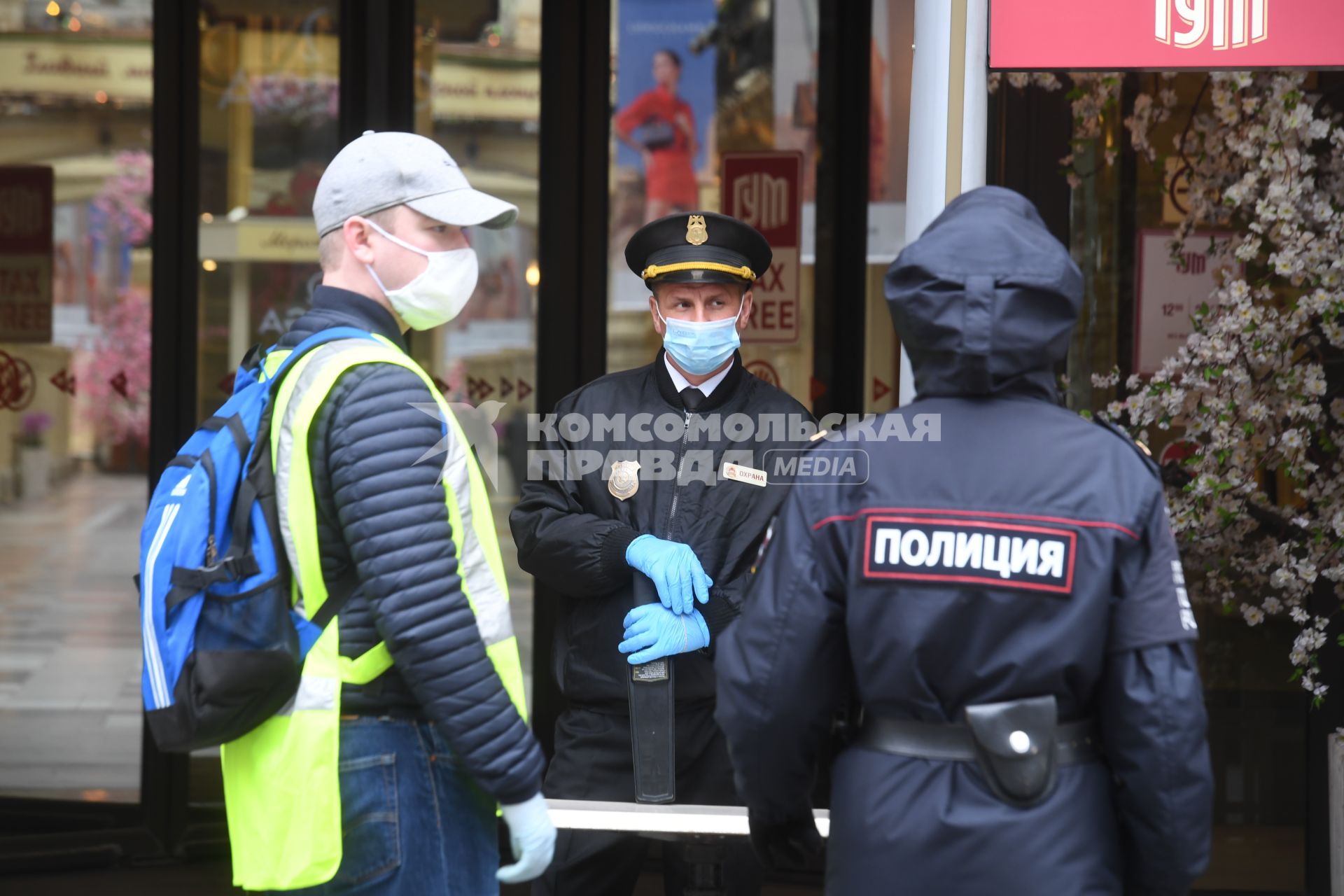 Москва. Охранник в медицинской маске у дверей магазина  ГУМ , где возобновлена торговля  в рамках очередного этапа отмены ограничений, введенных из-за коронавируса.