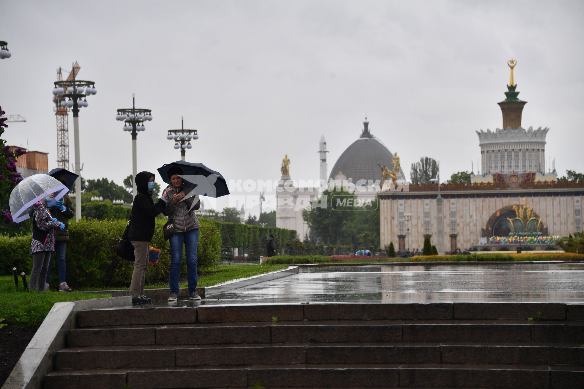 Москва. Прохожие гуляют на территории  ВДНХ , открывшегося  для посещений в рамках второго этапа снятия ограничений в Москве, введенных для предотвращения распространения коронавируса.