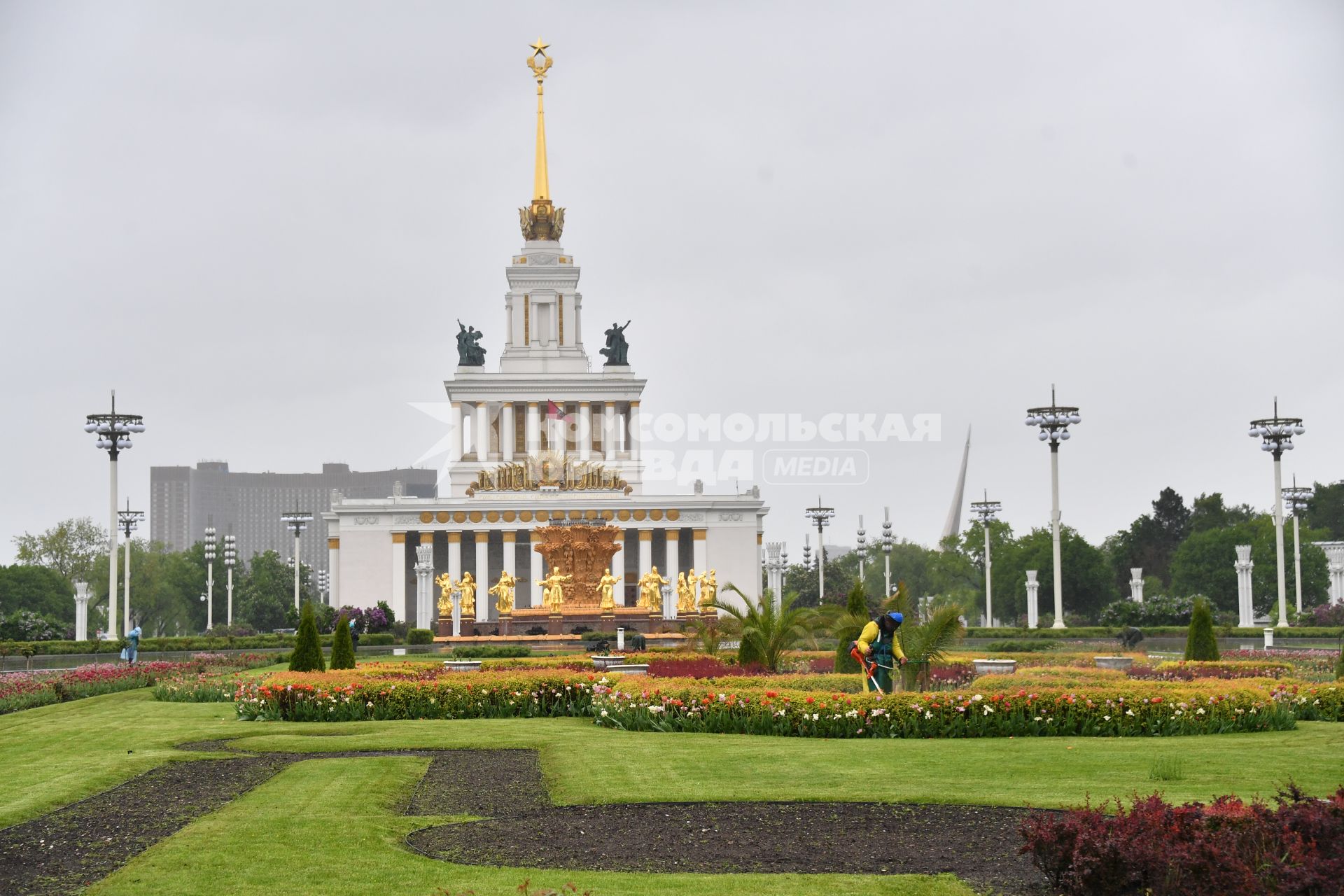 Москва. Вид на территорию ВДНХ , открывшегося  для посещений в рамках второго этапа снятия ограничений в Москве, введенных для предотвращения распространения коронавируса.