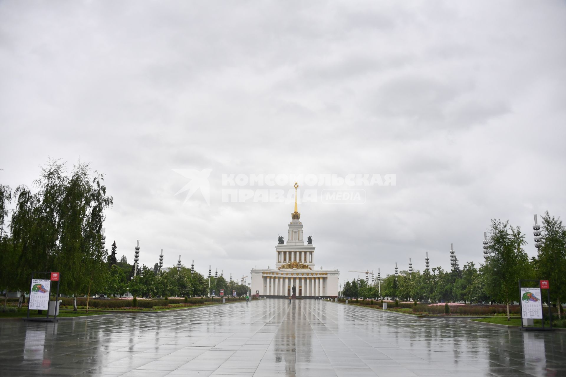 Москва. Вид на центральную аллею  ВДНХ , открывшегося  для посещений в рамках второго этапа снятия ограничений в Москве, введенных для предотвращения распространения коронавируса.