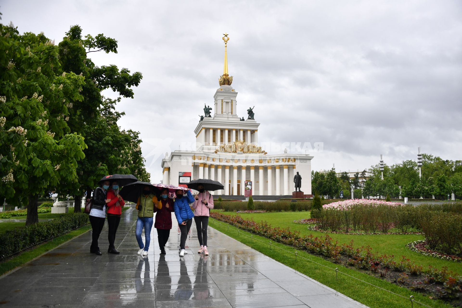 Москва. Прохожие гуляют на территории  ВДНХ , открывшегося  для посещений в рамках второго этапа снятия ограничений в Москве, введенных для предотвращения распространения коронавируса.