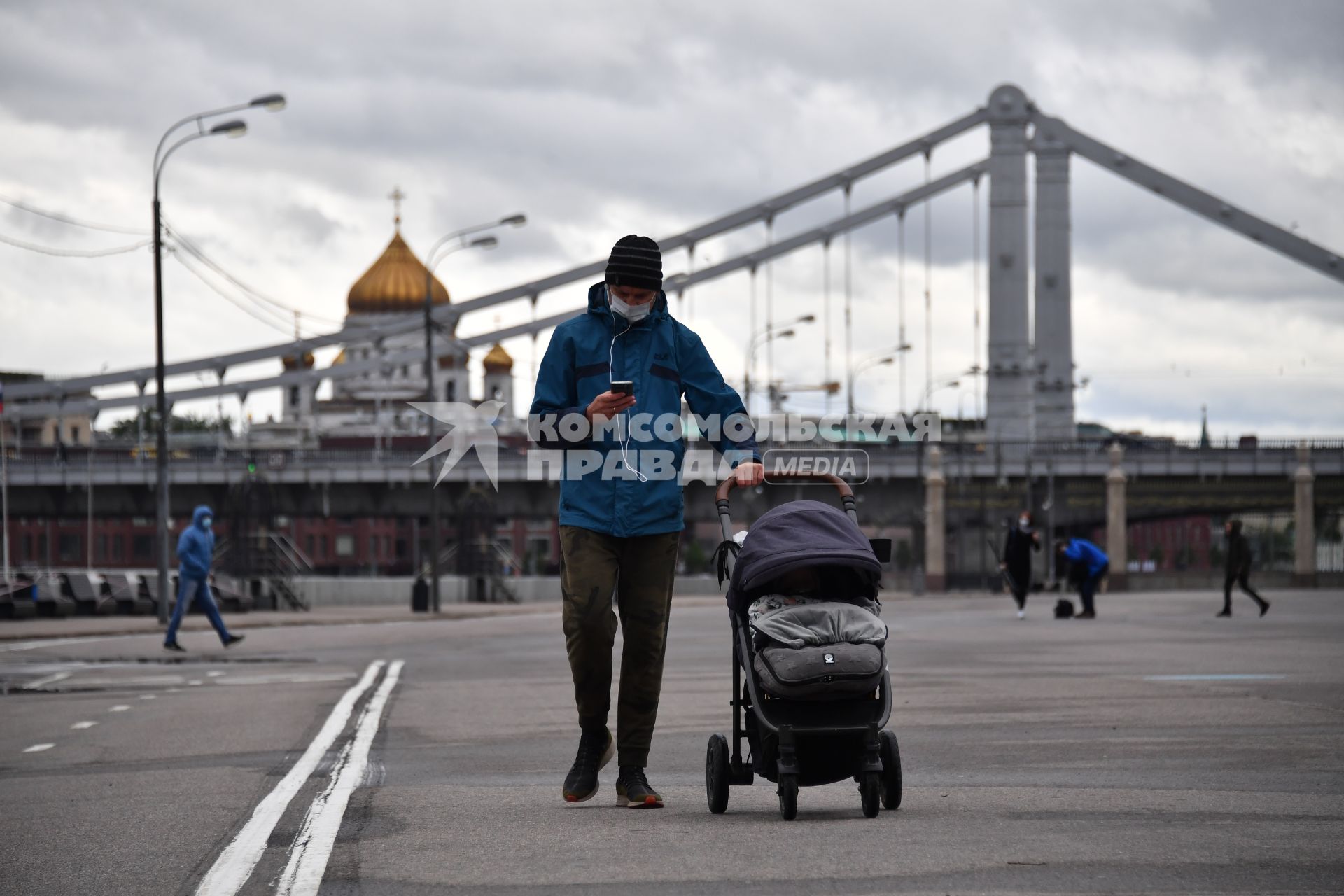 Москва. Мужчина с коляской в Парке Горького.