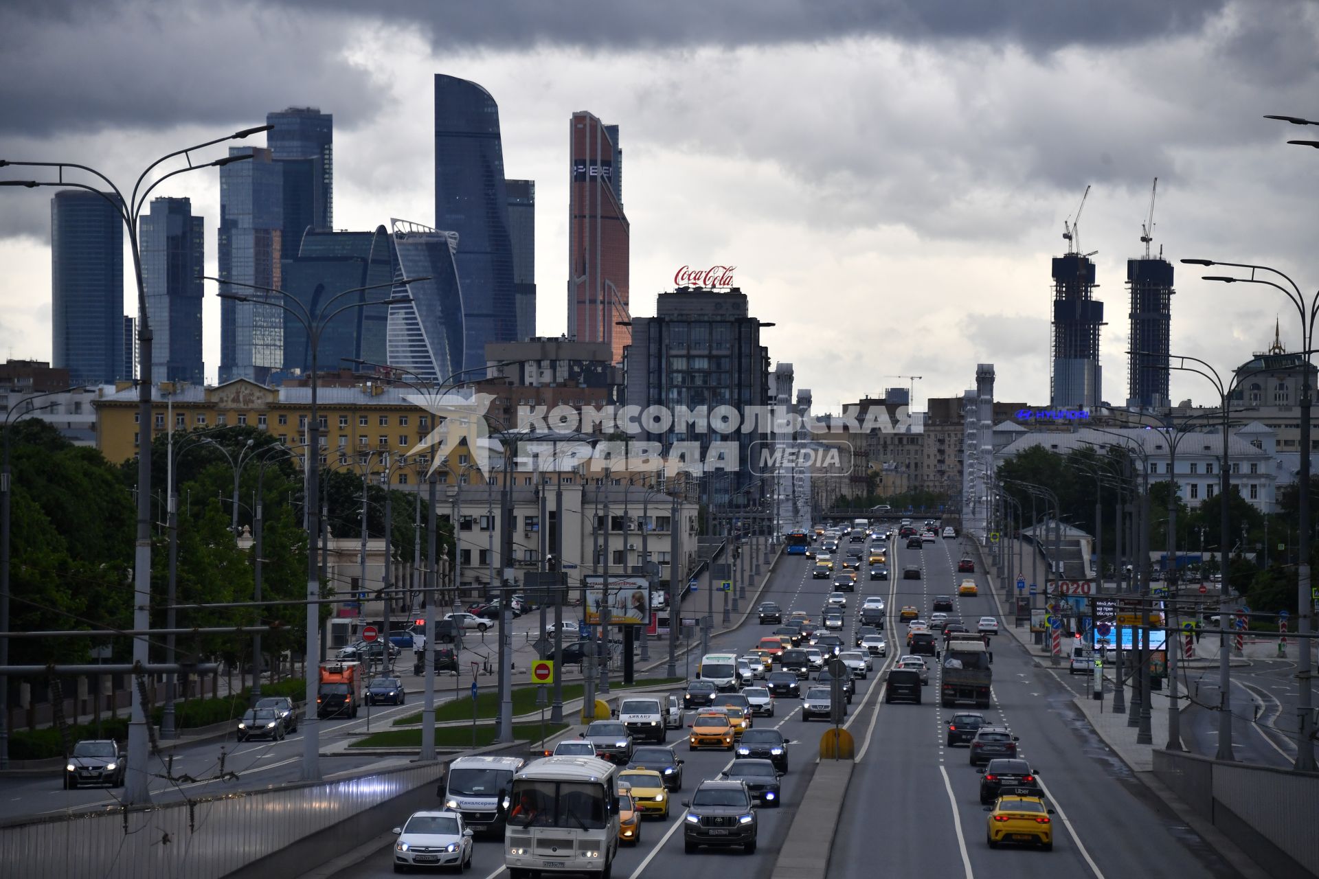 Москва.  Автомобильное движение по Крымскому мосту.