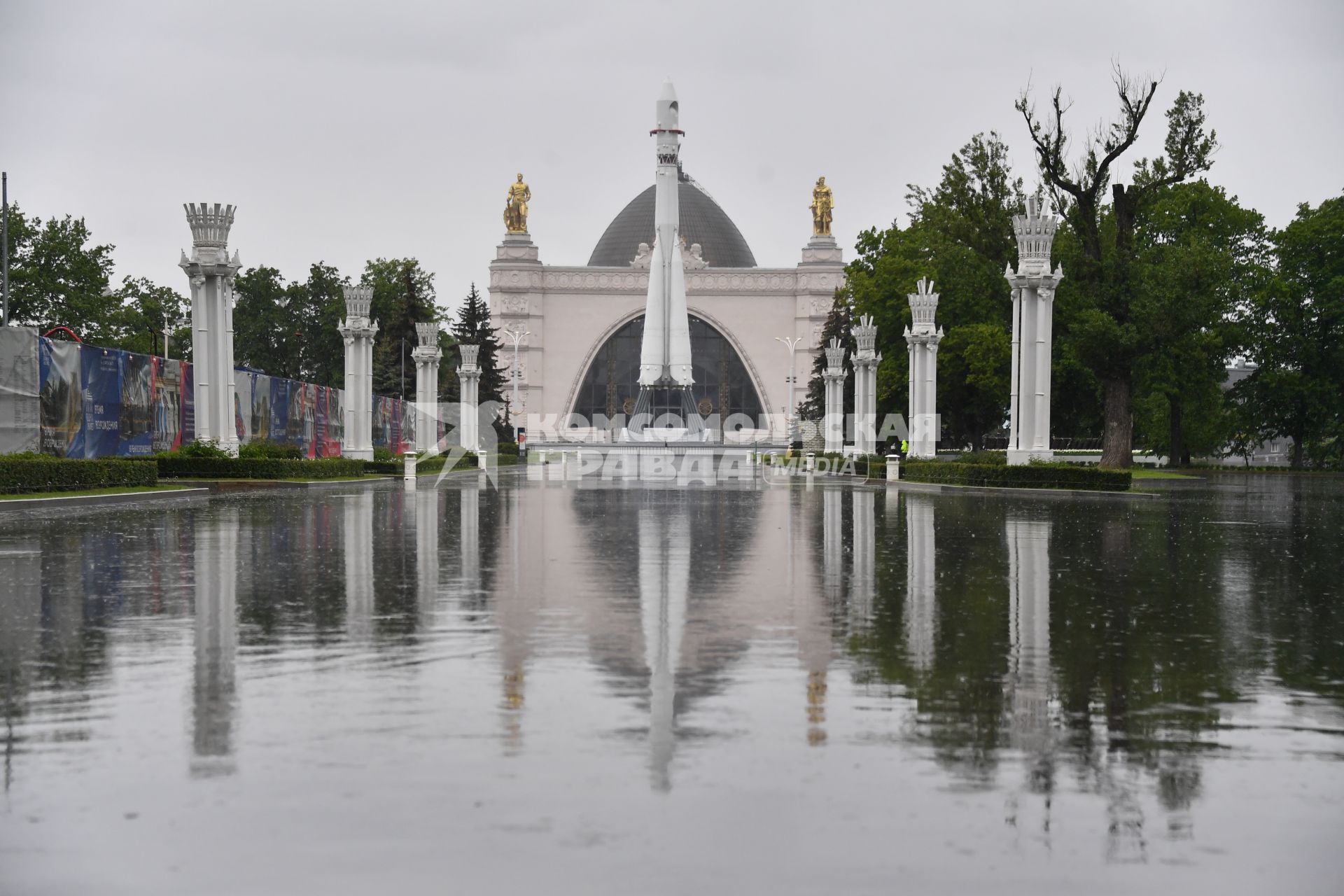 Москва. Вид на территорию ВДНХ , открывшегося  для посещений в рамках второго этапа снятия ограничений в Москве, введенных для предотвращения распространения коронавируса.