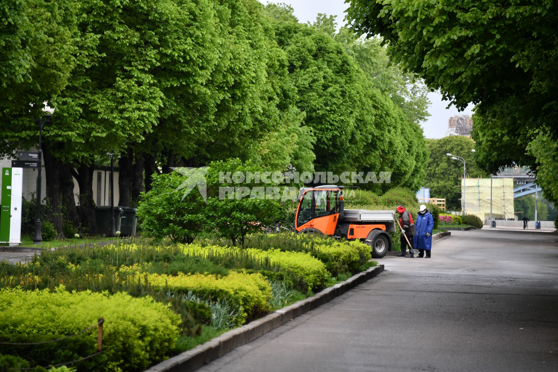 Москва. Сотрудники коммунальных служб на аллее Парка Горького.