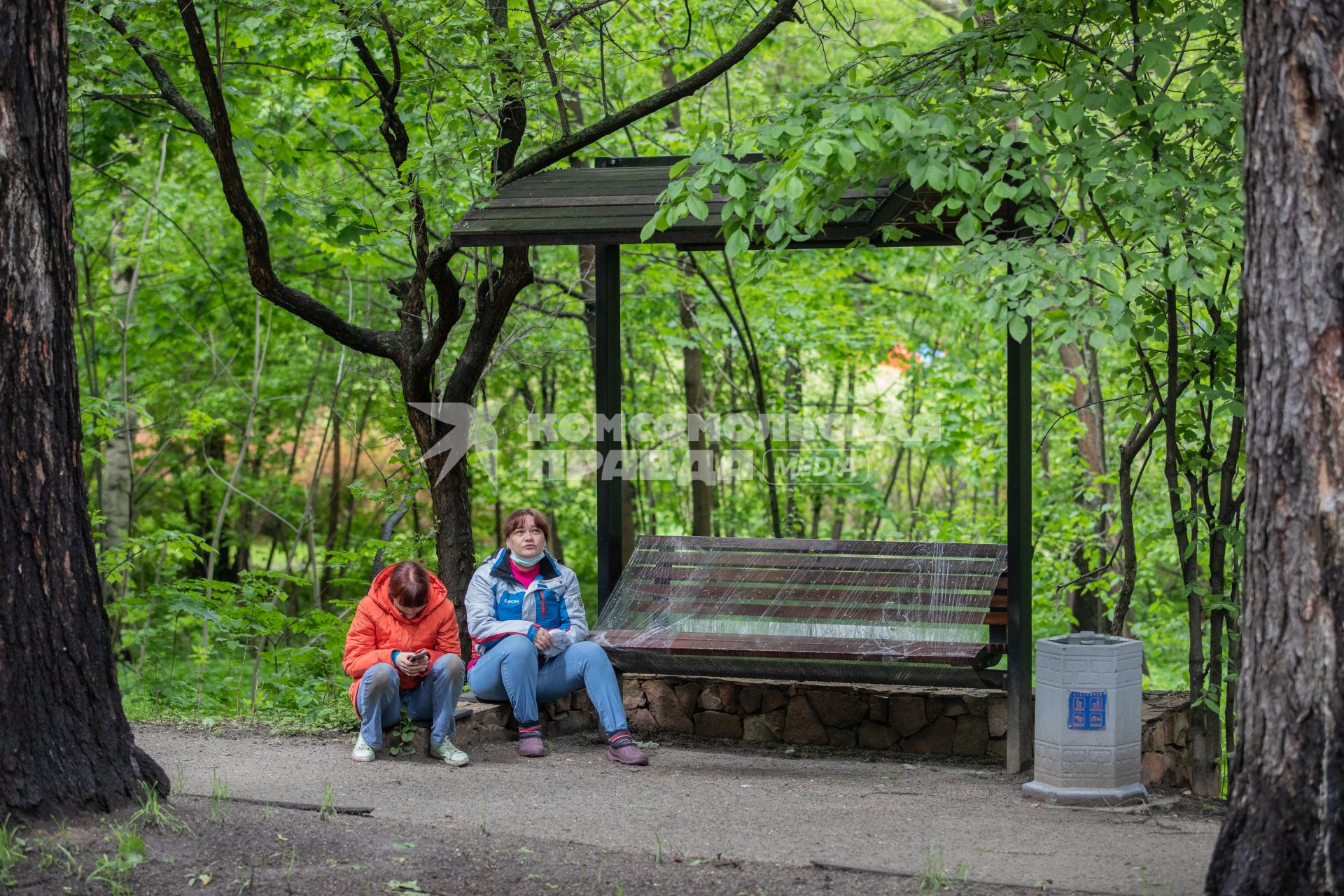 Москва.  Девушки в парке Сокольники, открытого для посещений в рамках второго этапа снятия ограничений, введенных для предотвращения распространения коронавируса.