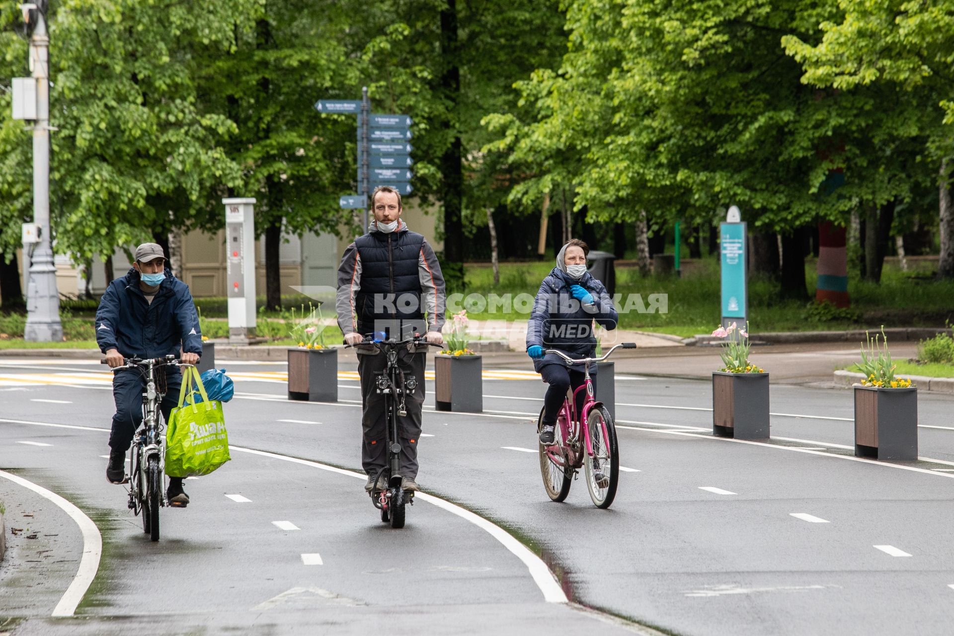 Москва. Велосипедисты в парке Сокольники, открытого для посещений в рамках второго этапа снятия ограничений, введенных для предотвращения распространения коронавируса.