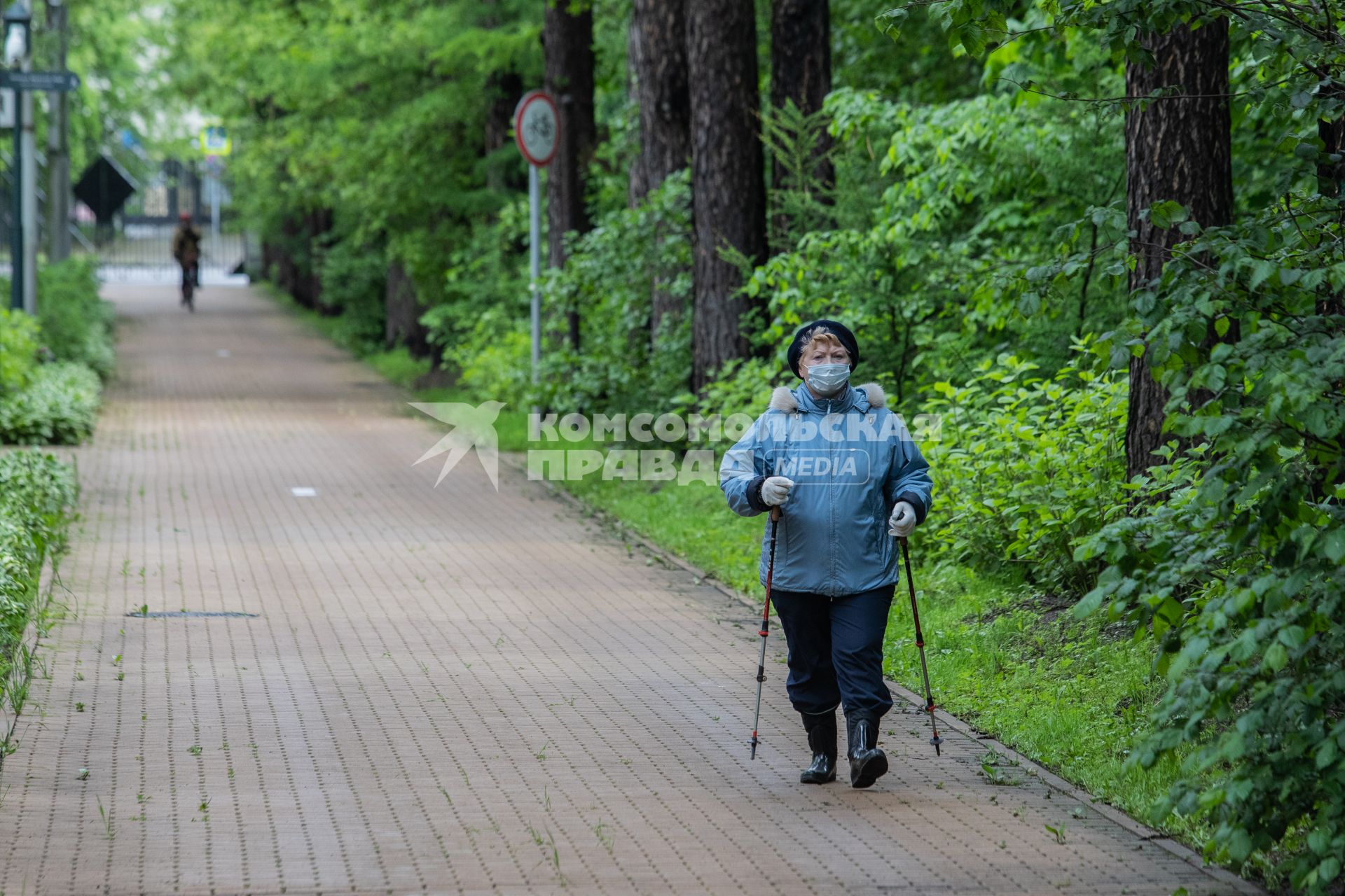 Москва.  Женщина пенсионного занимается скандинавской ходьбой в парке Сокольники, открытого для посещений в рамках второго этапа снятия ограничений, введенных для предотвращения распространения коронавируса.