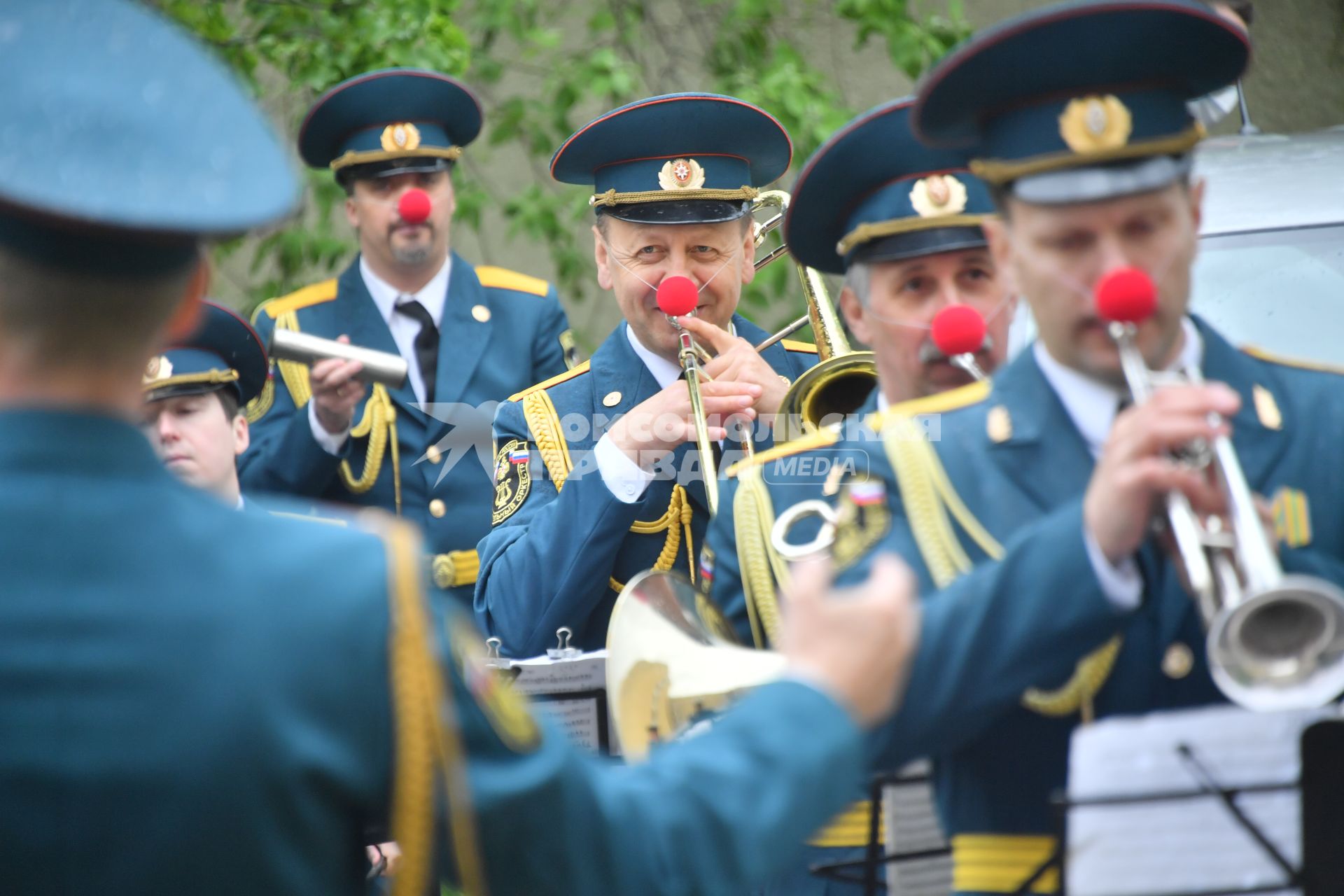 Москва.  Музыканты оркестра МЧС РФ поздравляют пациентов детской городской клинической больницы имени З.А.Башляевой с Международным днем защиты детей.