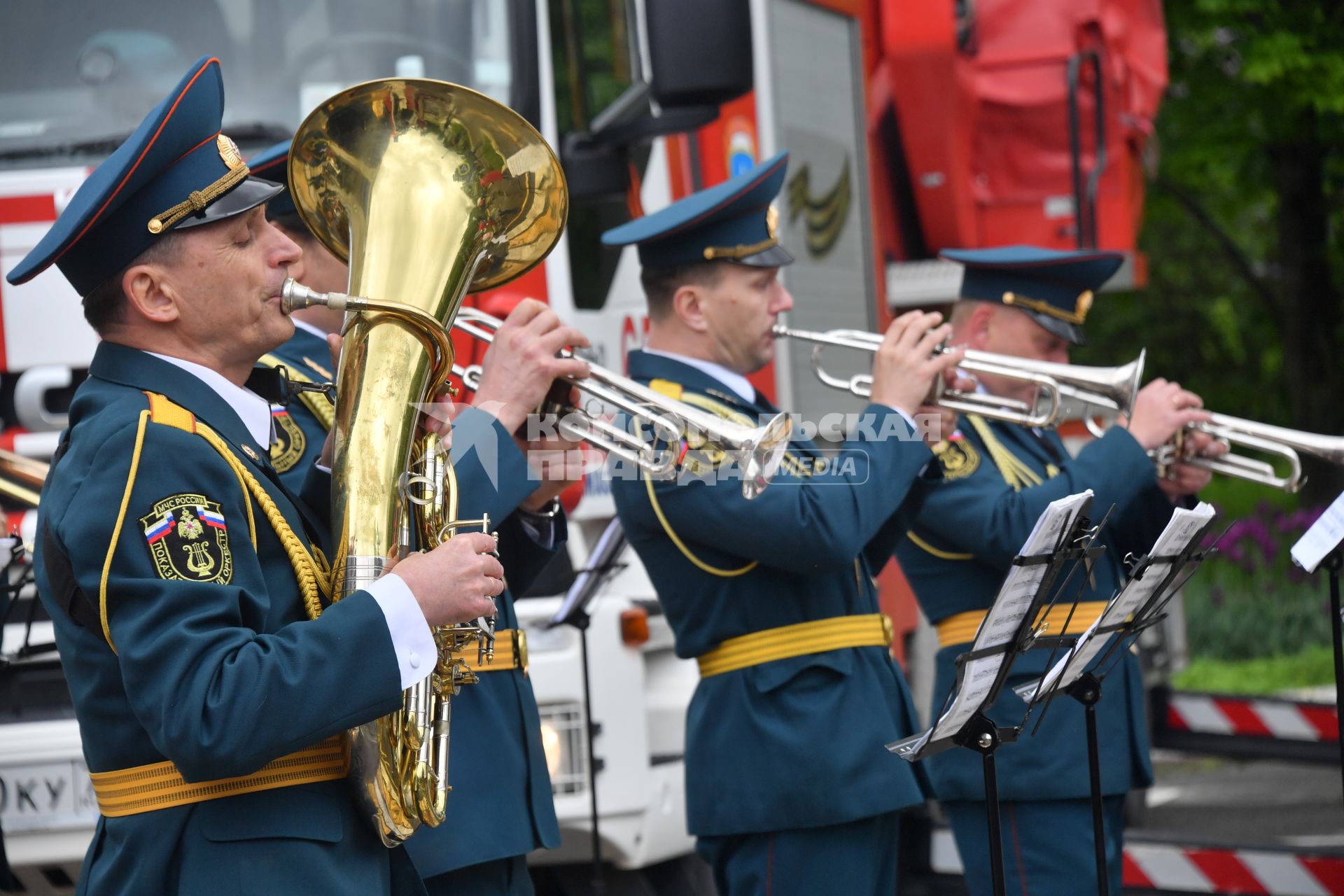 Москва.  Музыканты оркестра МЧС РФ поздравляют пациентов детской городской клинической больницы имени З.А.Башляевой с Международным днем защиты детей.