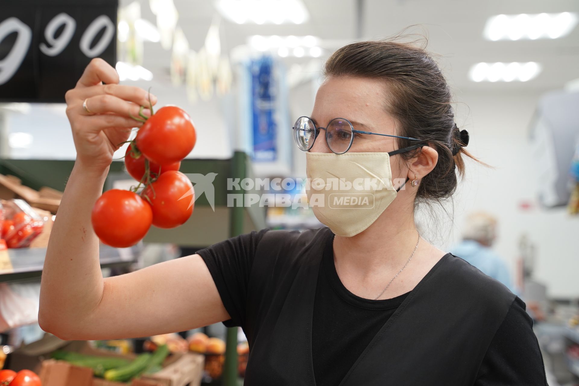 Самара. Женщина в медицинской маске в продуктовом магазине.