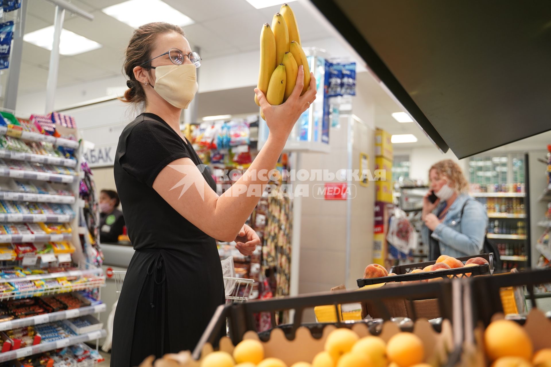 Самара. Женщина в медицинской маске в продуктовом магазине.