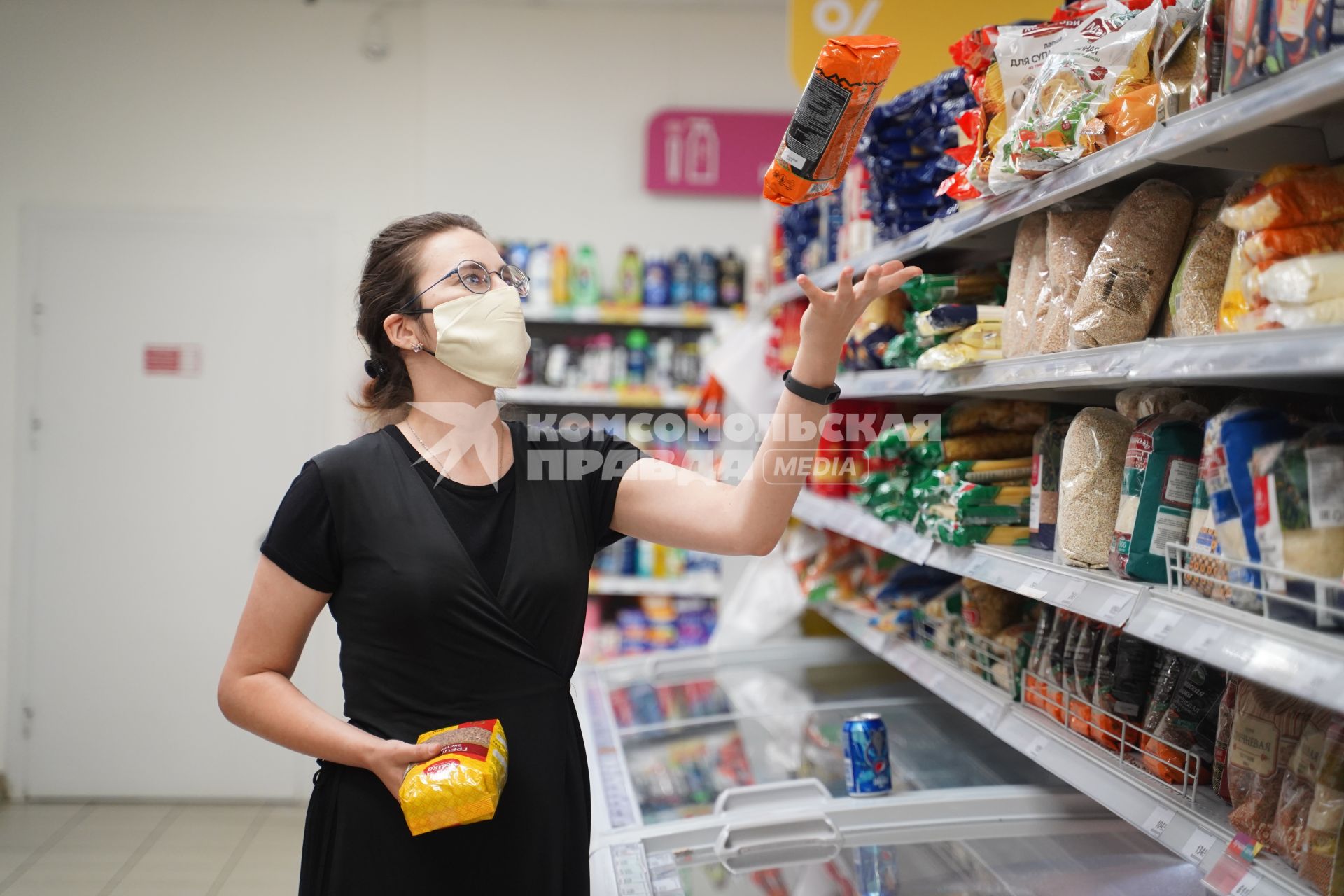 Самара. Женщина в медицинской маске в продуктовом магазине.