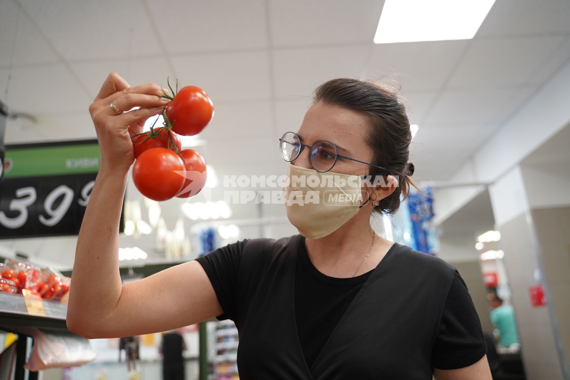 Самара. Женщина в медицинской маске в продуктовом магазине.