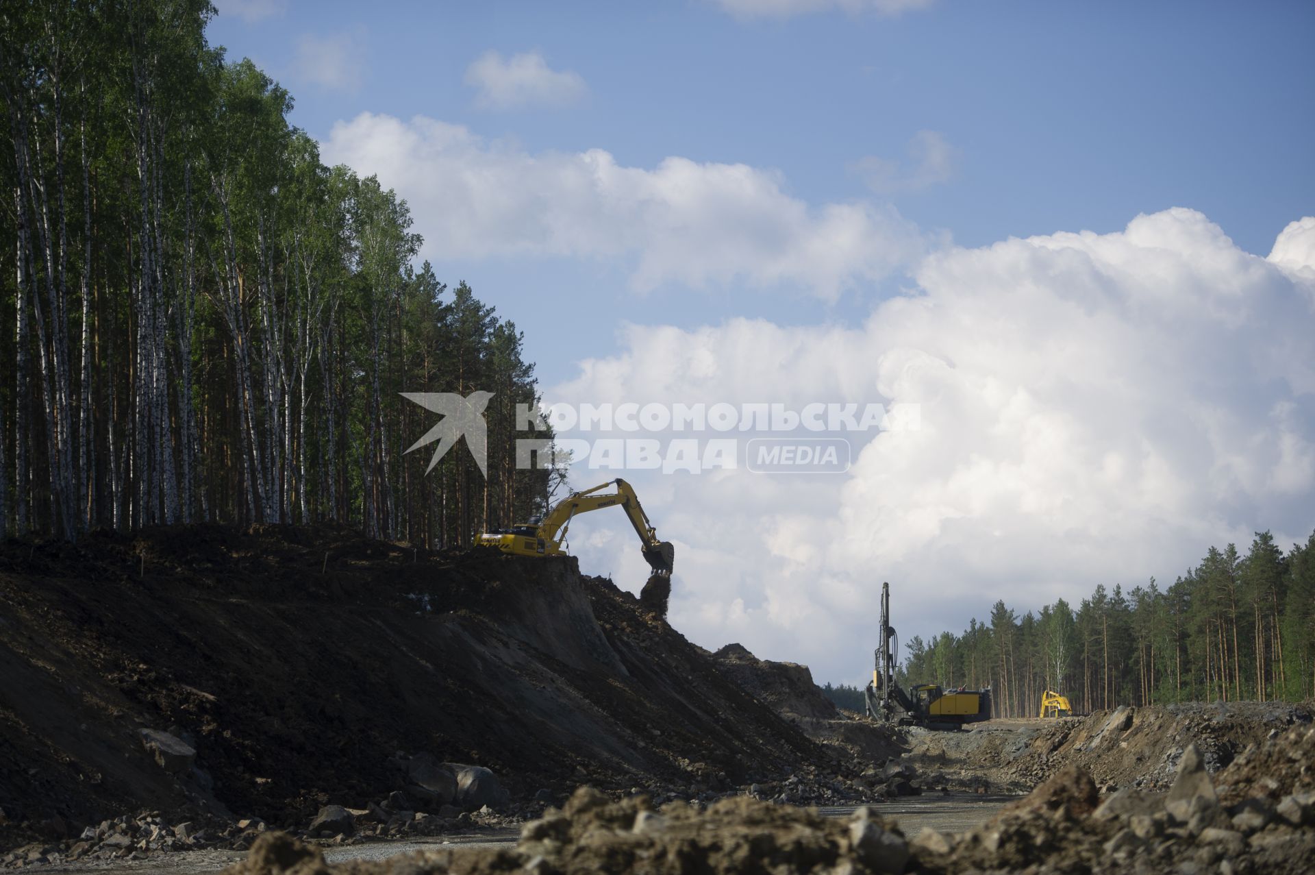 Екатеринбург. Строительство третьего, пускового комплекса Екатеринбургской кольцевой автомобильной дороги (ЕКАД) в рамках национального проекта \'Безопасные и качественные автомобильные дороги\'