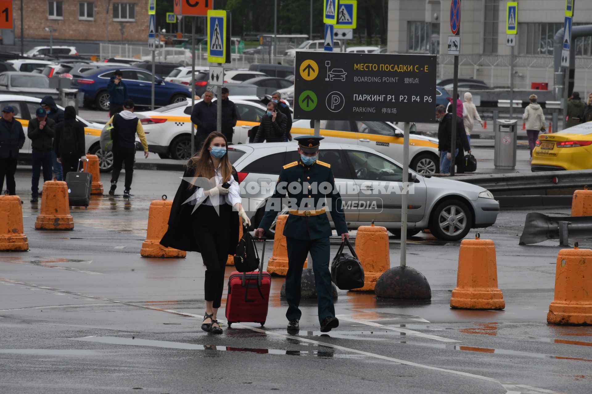 Москва. Пассажиры на стоянке аэропорта Домодедово имени  Ломоносова во время пандемии коронавируса COVID-19.