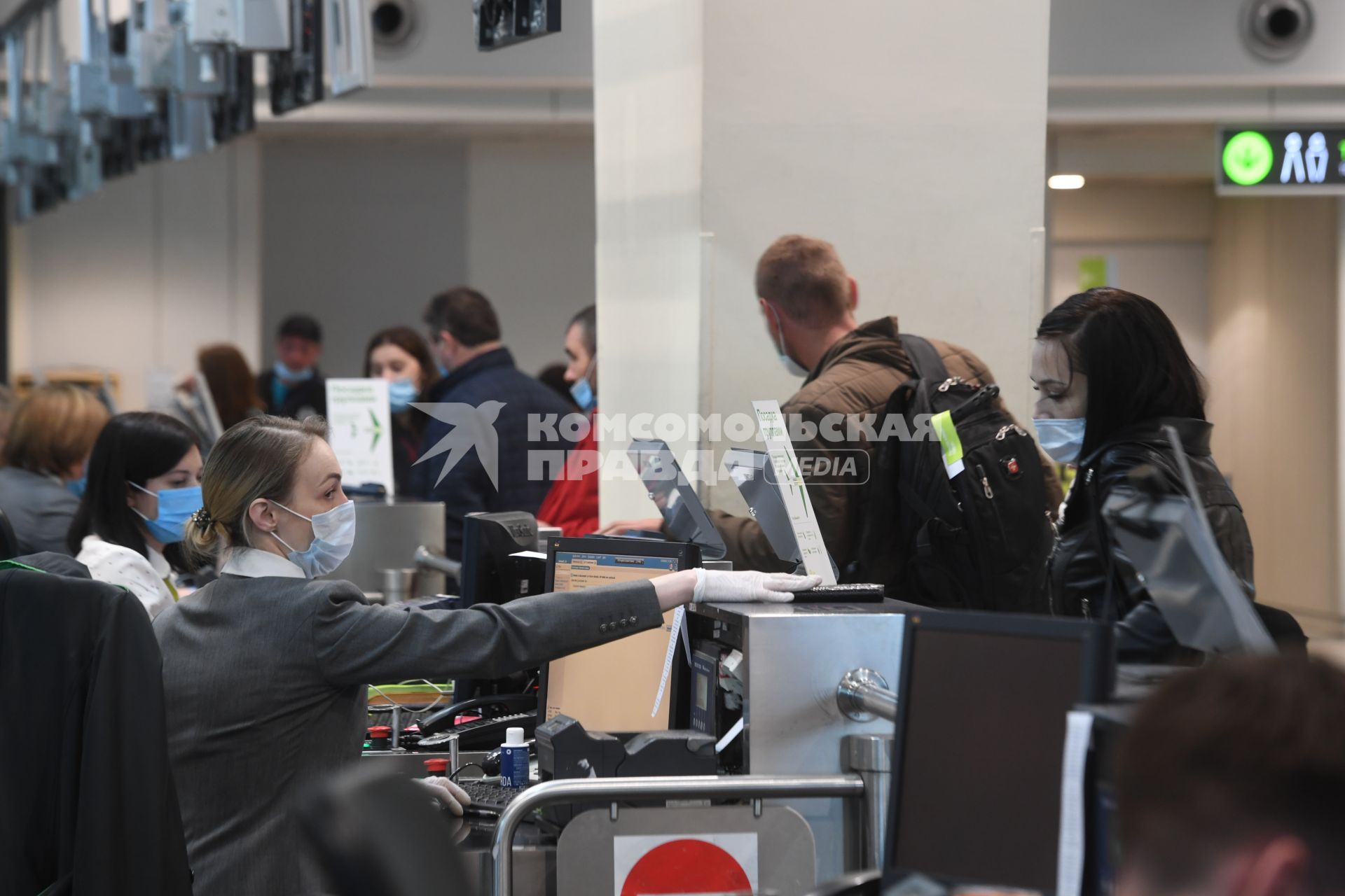 Москва. Регистрация пассажиров в аэропорту Домодедово имени  Ломоносова во время пандемии коронавируса COVID-19.