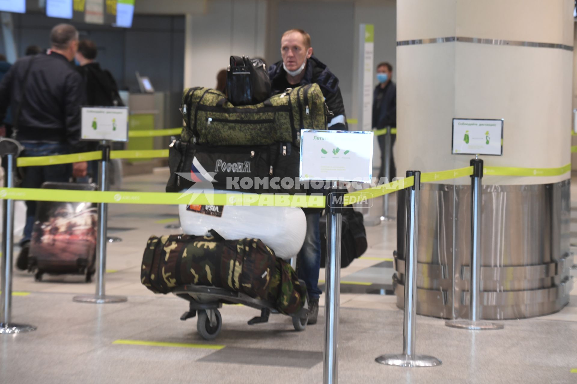 Москва.  Пассажиры в терминале аэропорта Домодедово имени  Ломоносова во время пандемии коронавируса COVID-19.