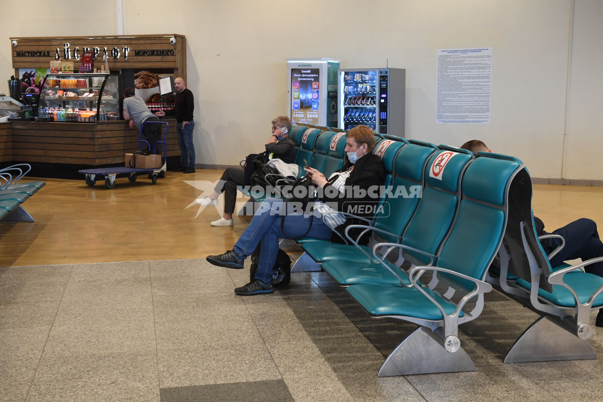 Москва. Пассажиры в зале ожидания в терминале аэропорта Домодедово имени  Ломоносова во время пандемии коронавируса COVID-19.