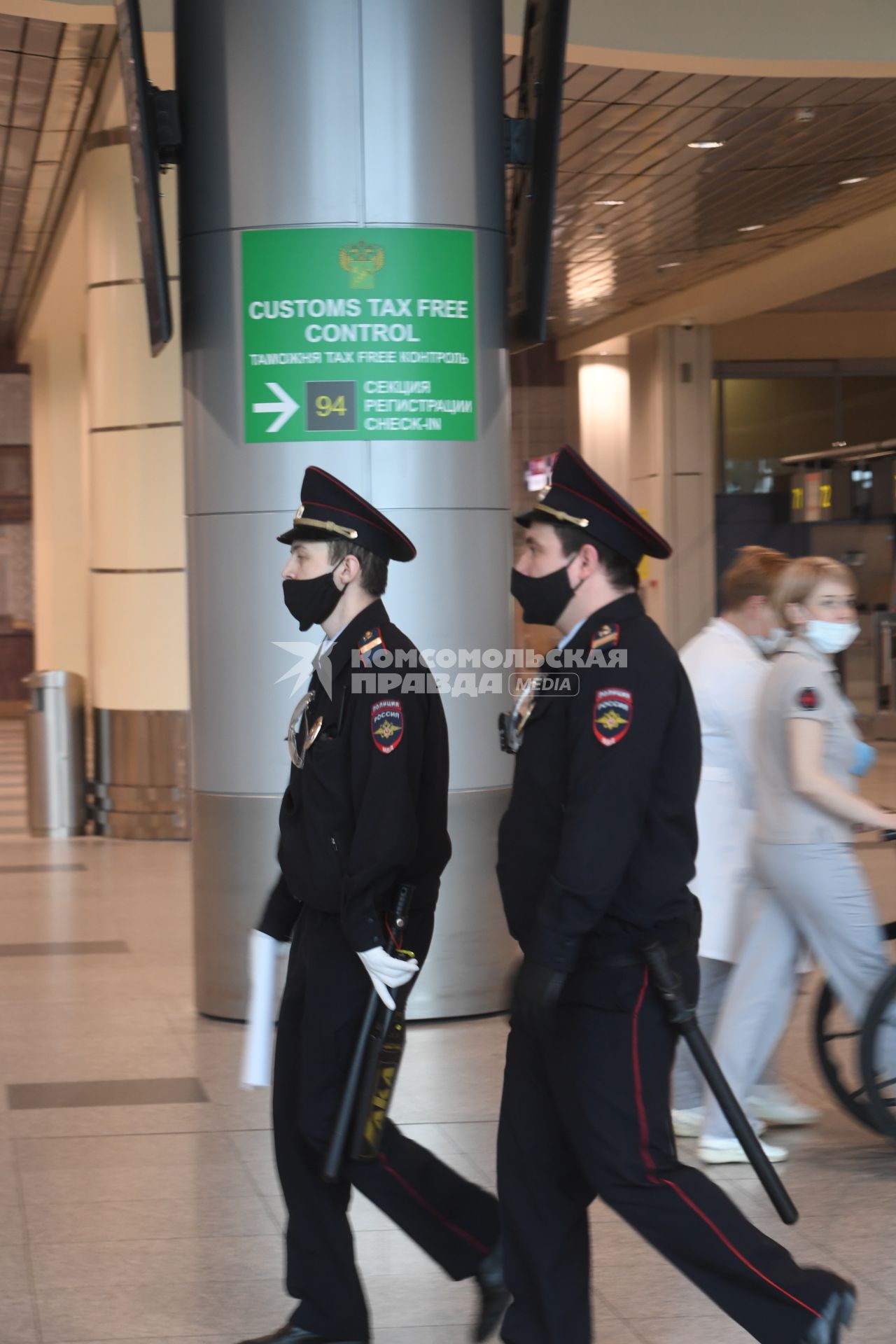 Москва. Сотрудники полиции в медицинских маска в аэропорту Домодедово имени  Ломоносова во время пандемии коронавируса COVID-19.