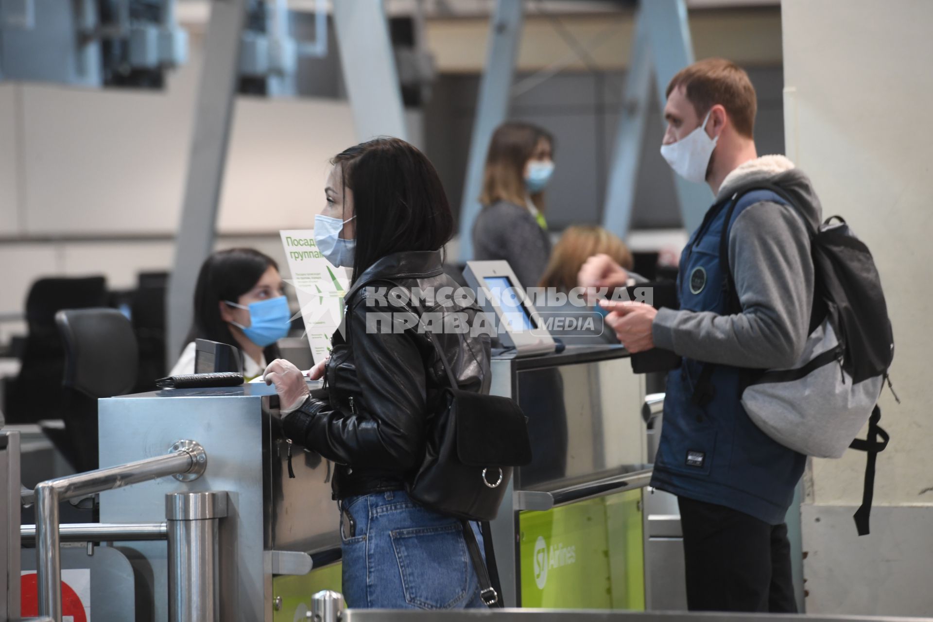 Москва. Регистрация пассажиров в аэропорту Домодедово имени  Ломоносова во время пандемии коронавируса COVID-19.