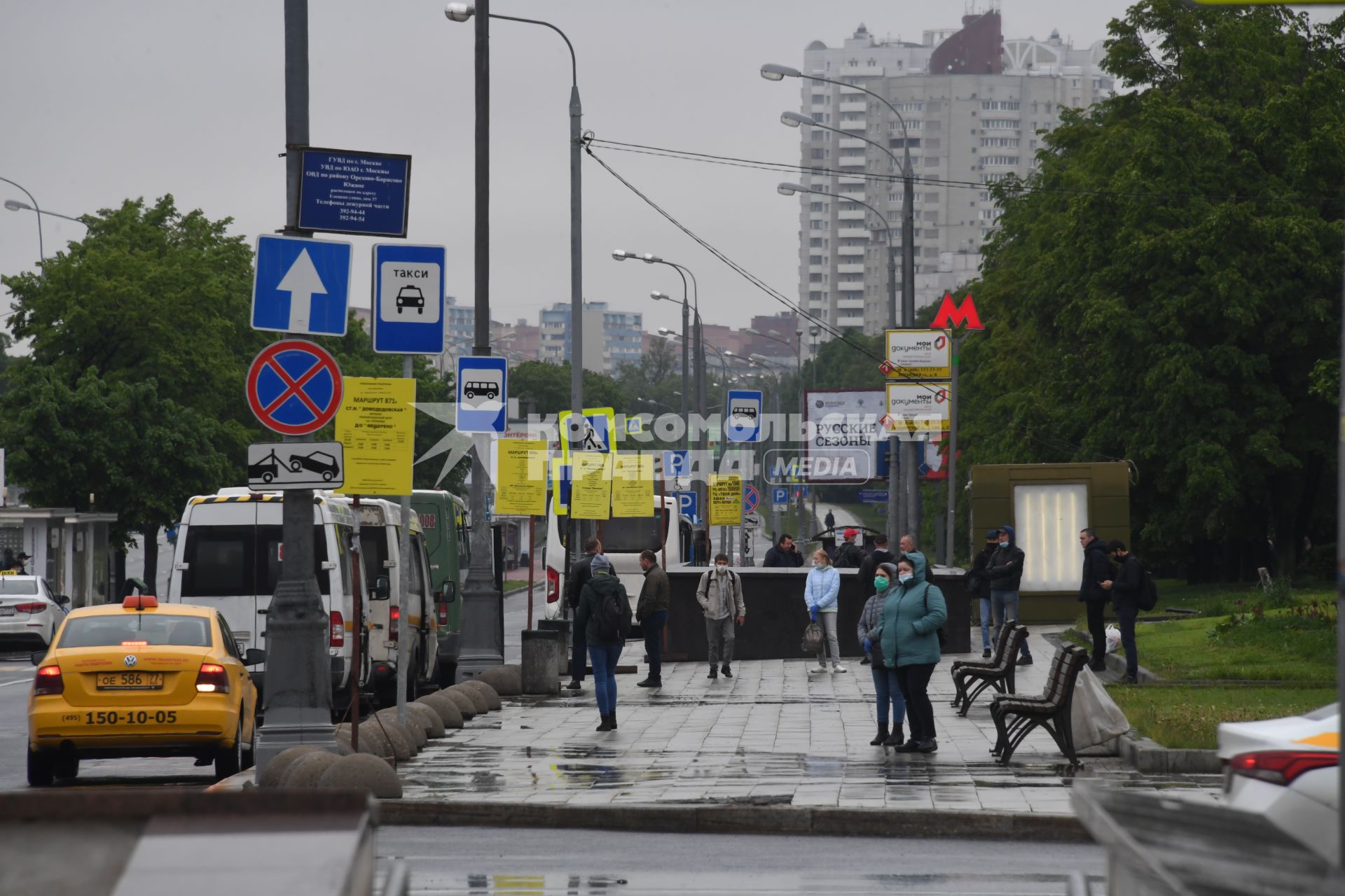 Москва. Прохожие у станции метро  Домодедовская.