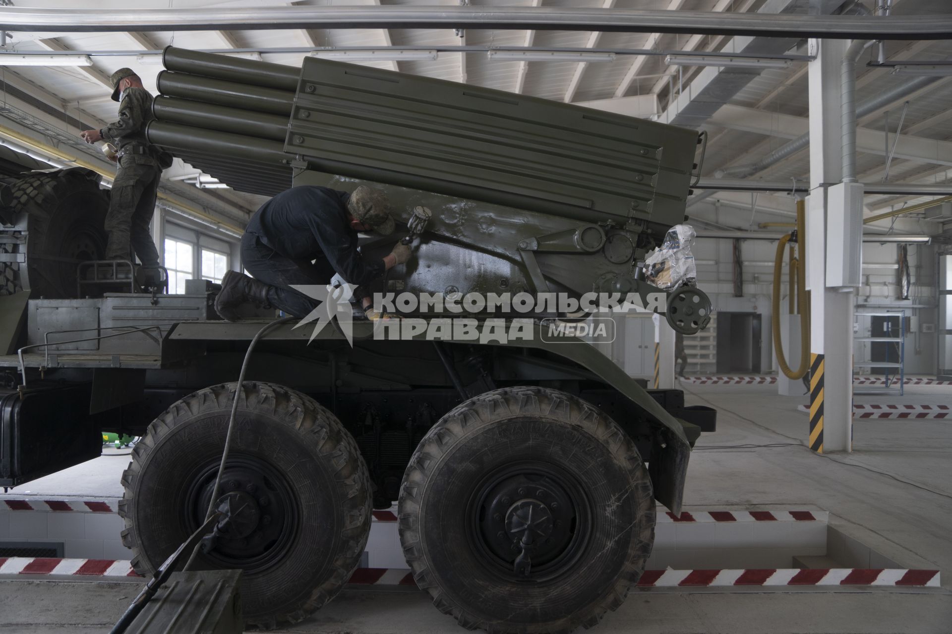 Екатеринбург. 32-й военный городок. Покраска военной техники в ходе подготовки к параду Победы, который из-за эпидемии новой коронавирусной инфекции COVID-19 был перенесен на 24 июня 2020г. На фото: реактивная система залпового огня \'Град\'