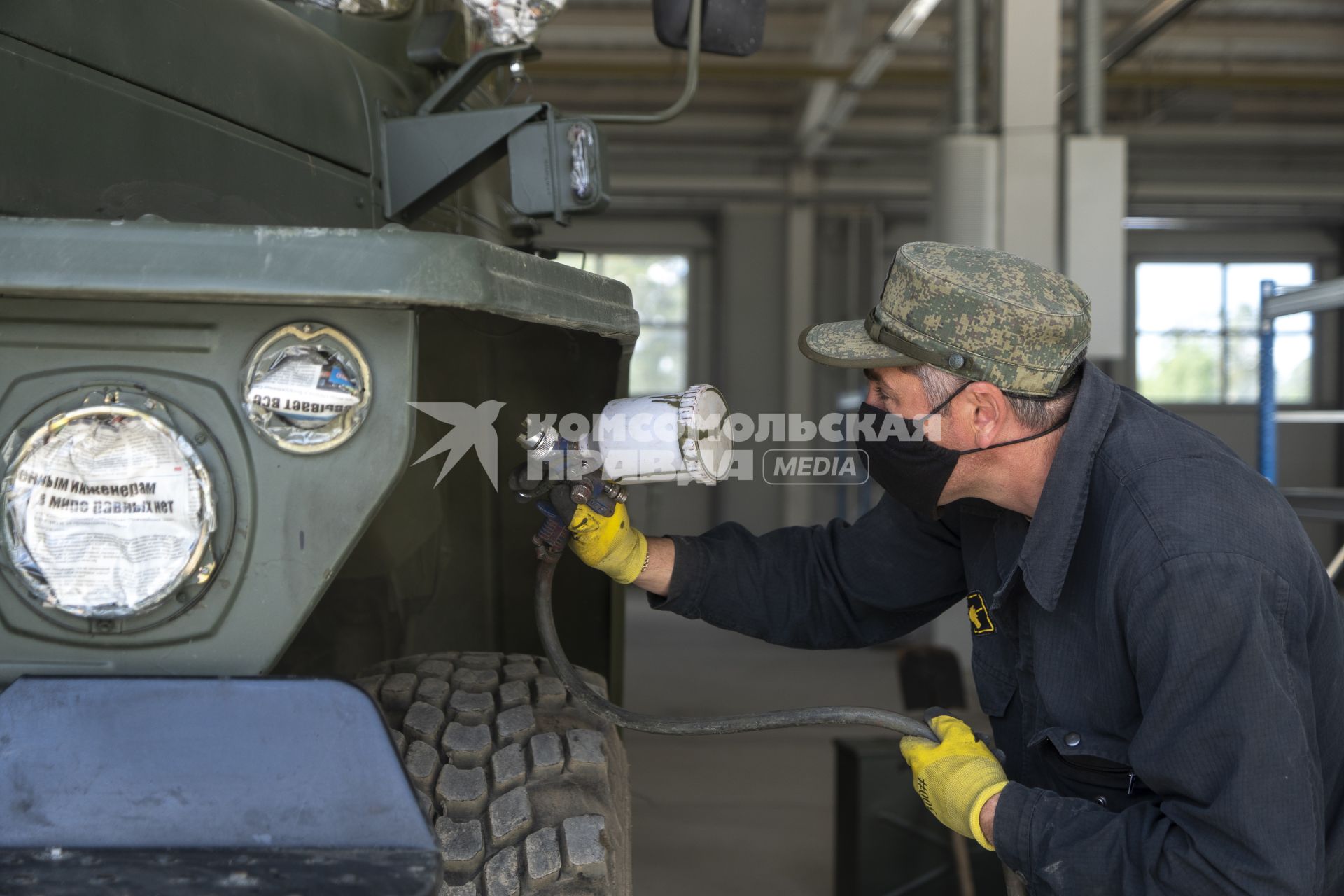 Екатеринбург. 32-й военный городок. Покраска военной техники в ходе подготовки к параду Победы, который из-за эпидемии новой коронавирусной инфекции COVID-19 был перенесен на 24 июня 2020г